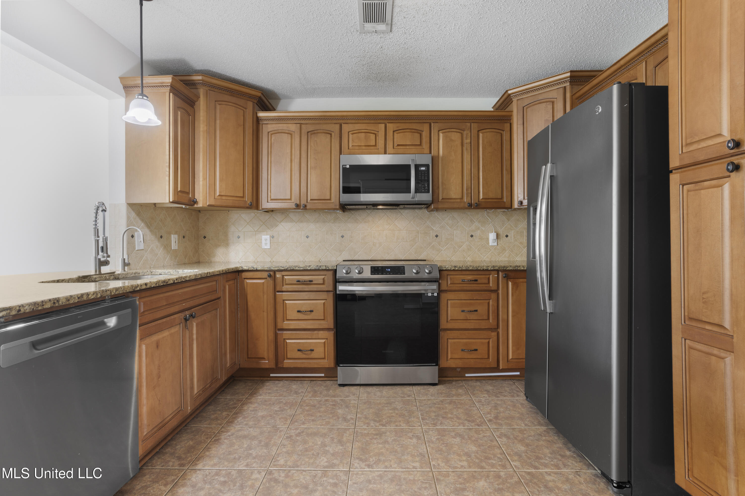 904 Waveland Avenue Property Photo 15