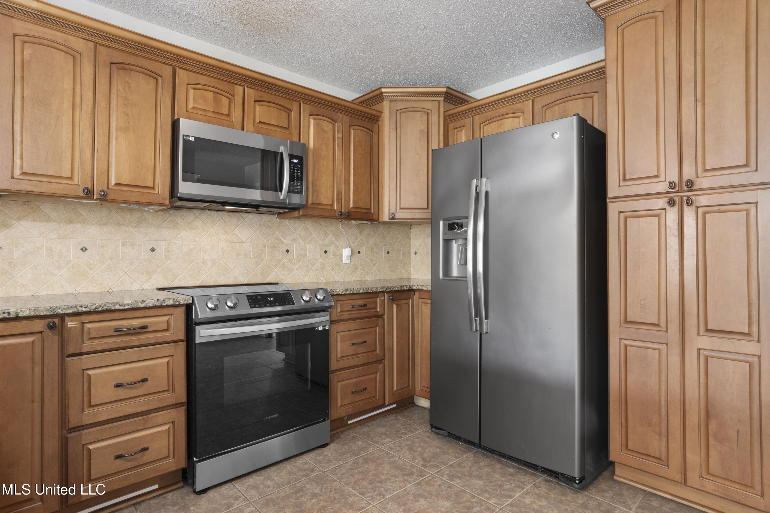 904 Waveland Avenue Property Photo 16