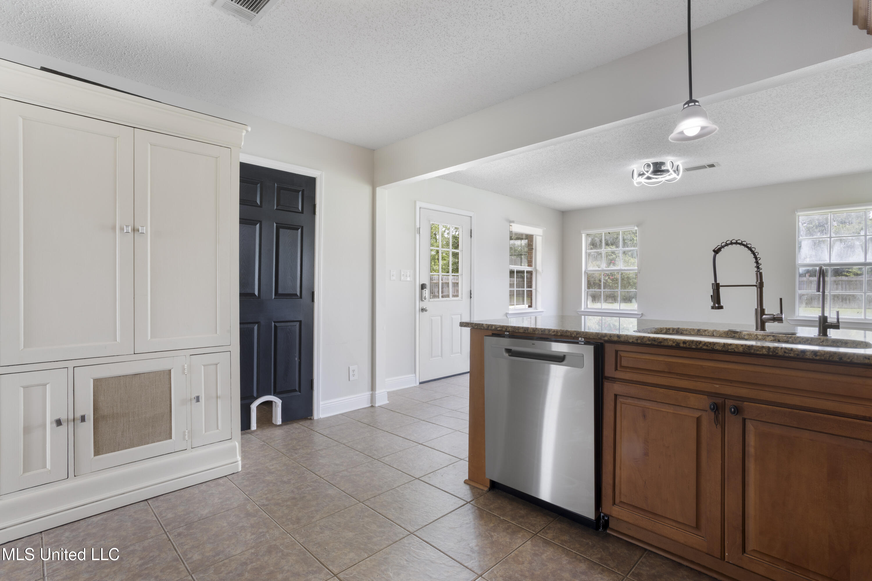 904 Waveland Avenue Property Photo 17