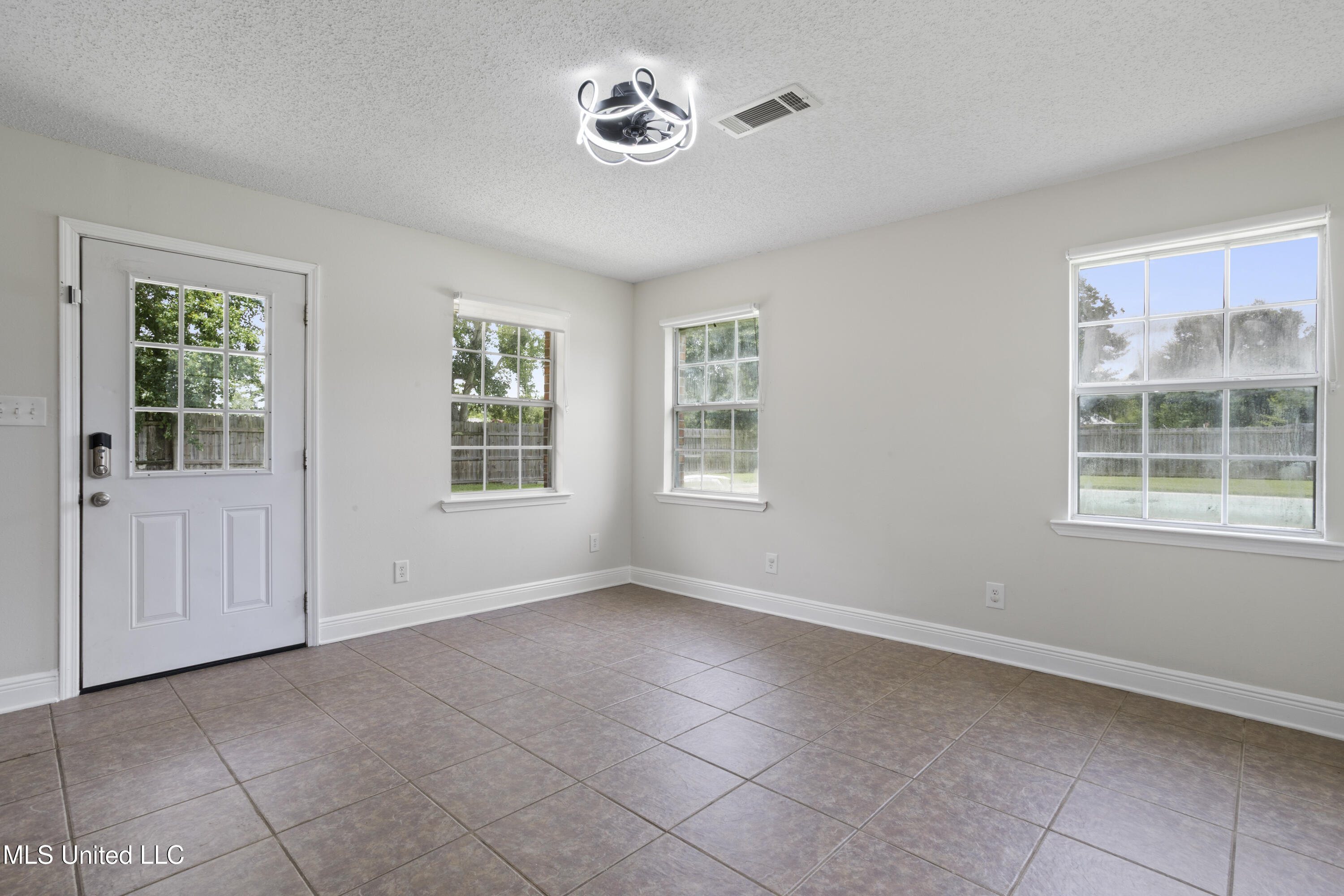 904 Waveland Avenue Property Photo 18