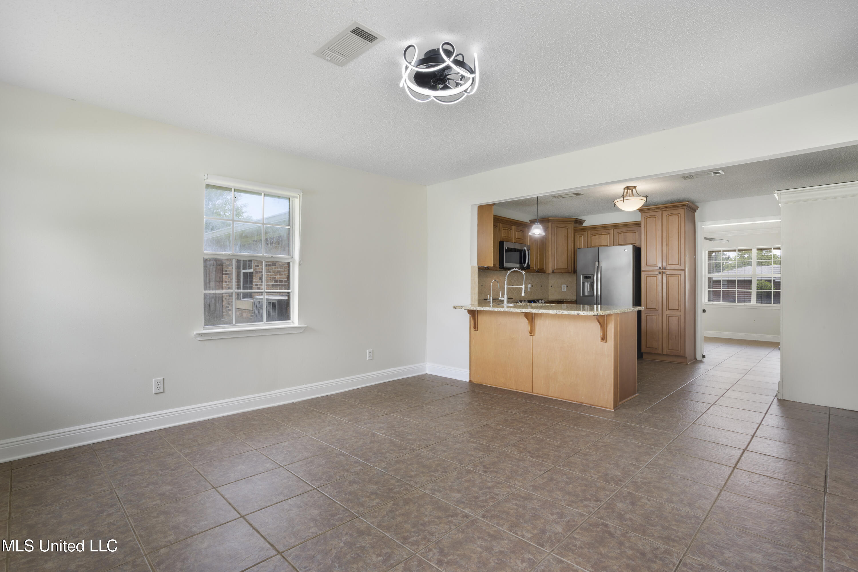 904 Waveland Avenue Property Photo 19