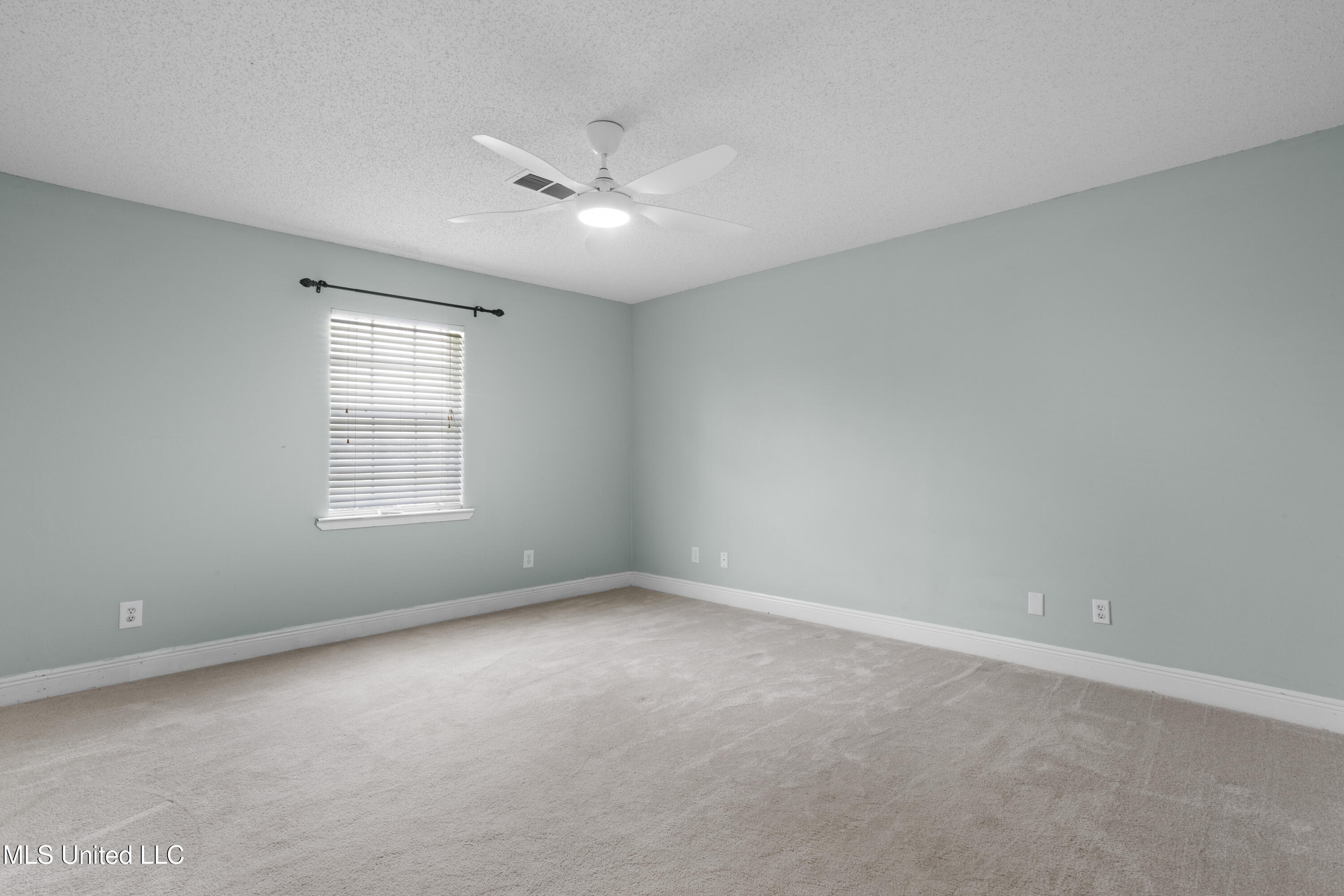 904 Waveland Avenue Property Photo 20