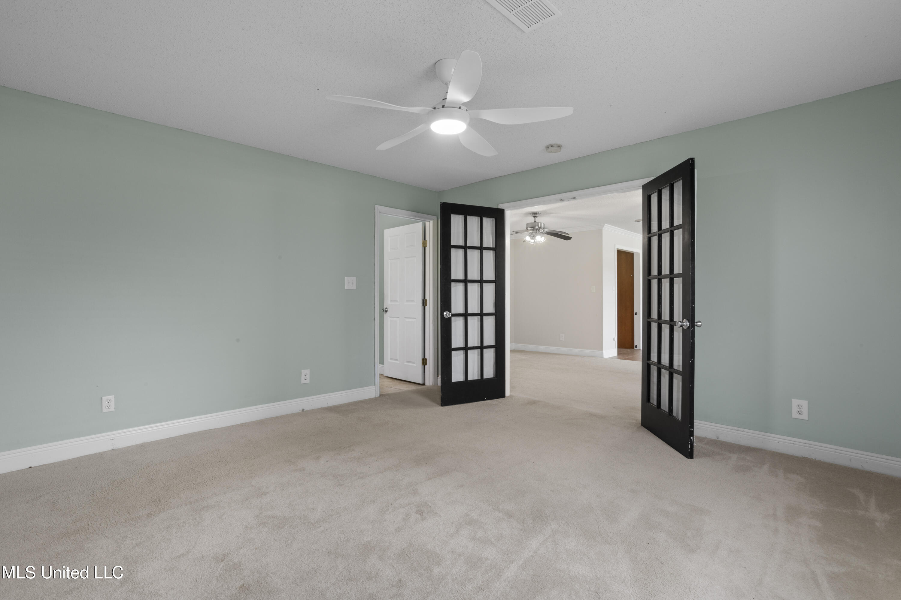 904 Waveland Avenue Property Photo 21