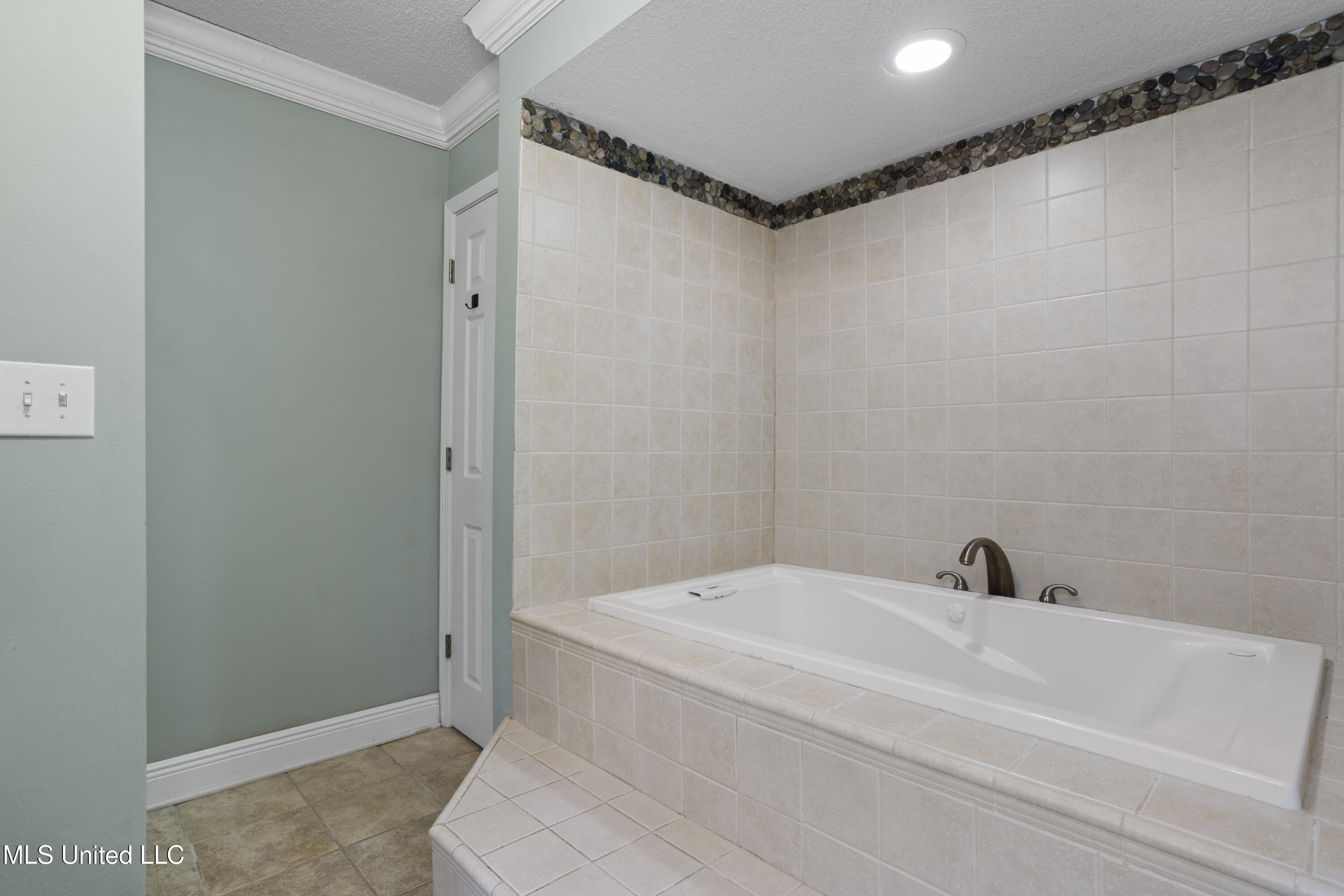 904 Waveland Avenue Property Photo 23