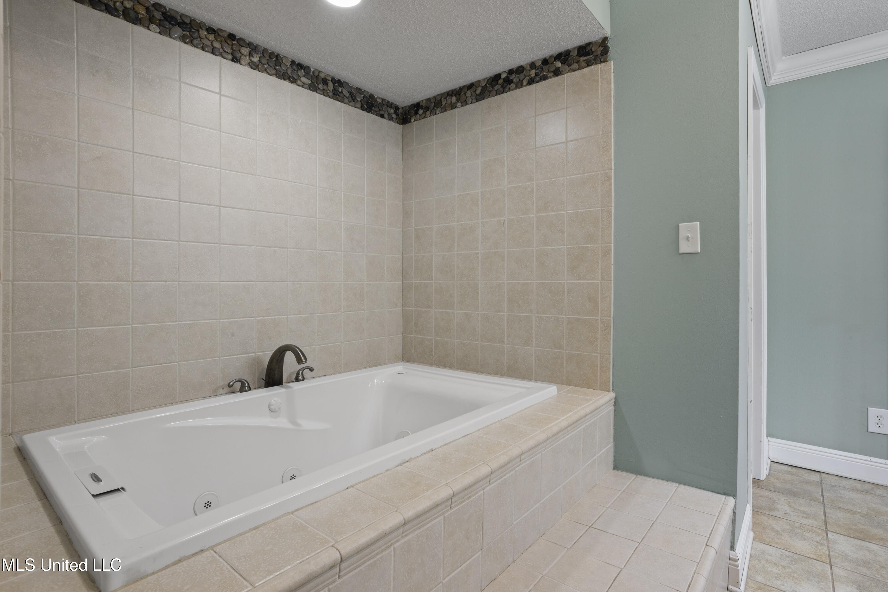 904 Waveland Avenue Property Photo 24