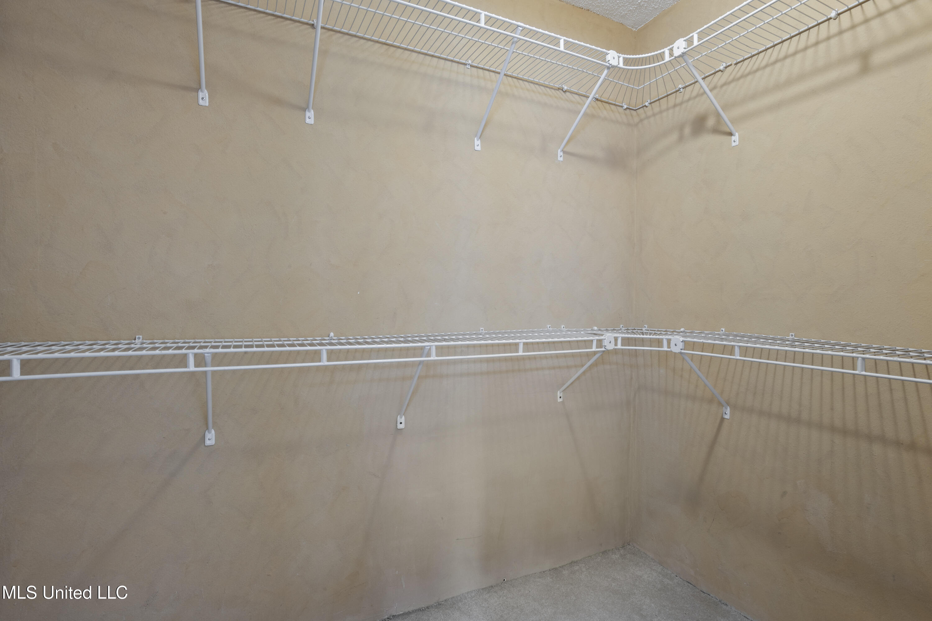 904 Waveland Avenue Property Photo 25