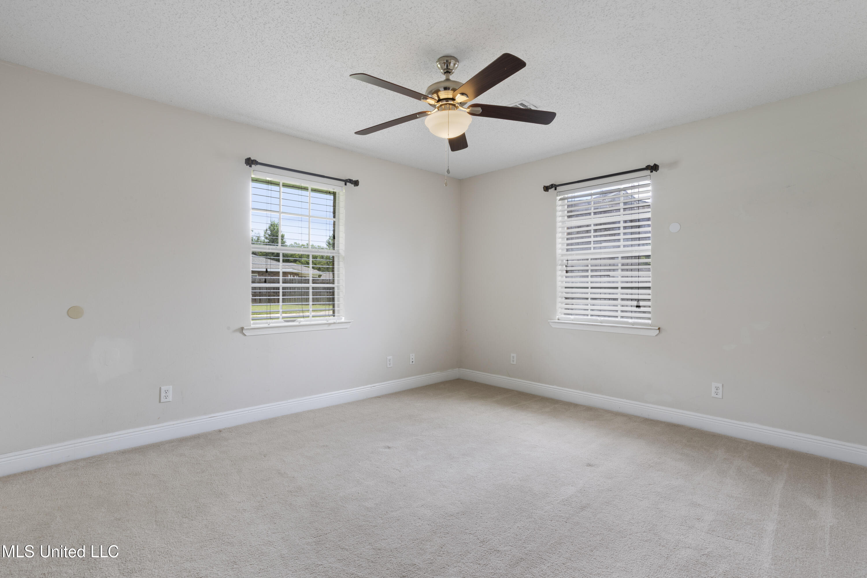 904 Waveland Avenue Property Photo 27