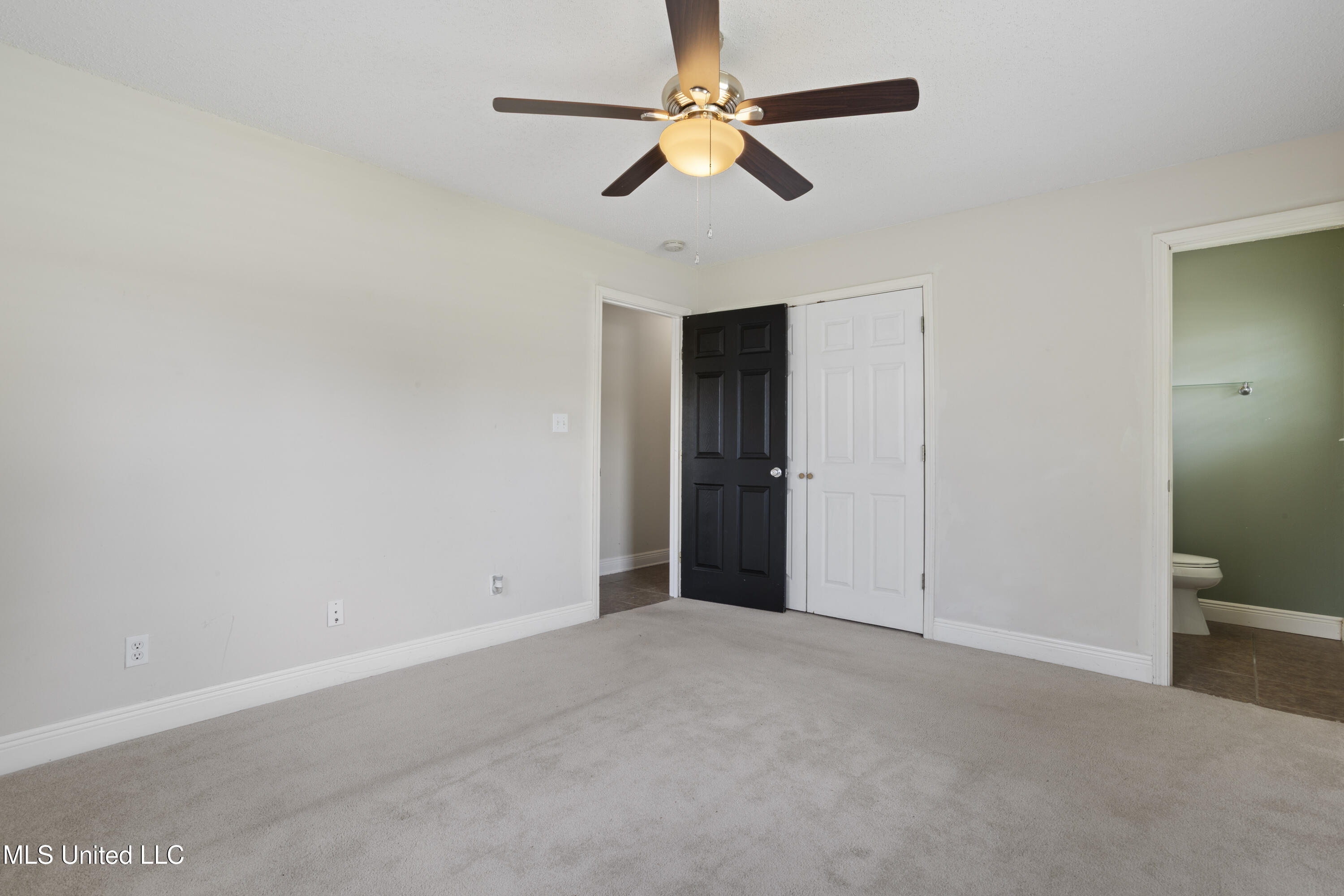904 Waveland Avenue Property Photo 28