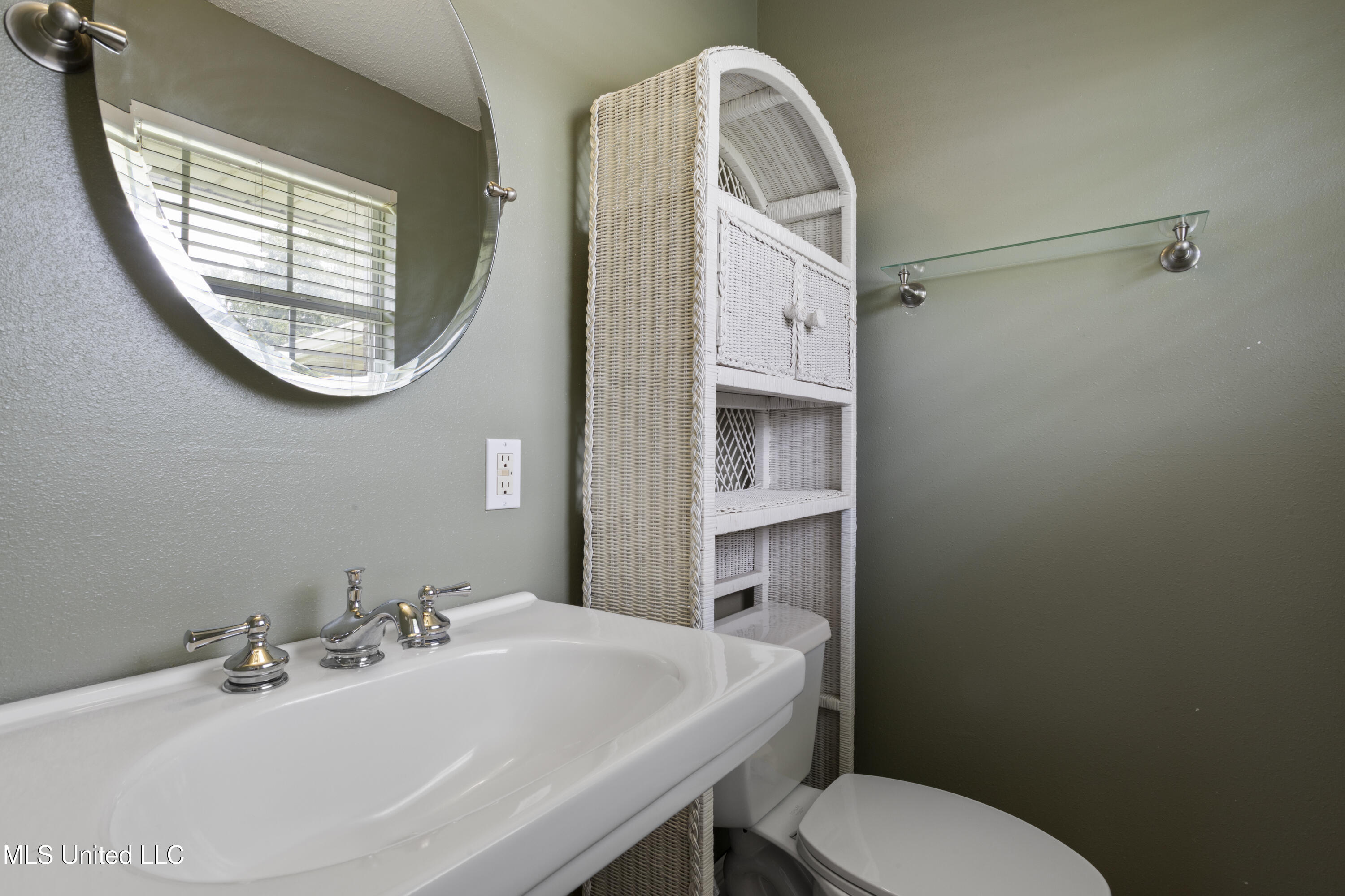904 Waveland Avenue Property Photo 29