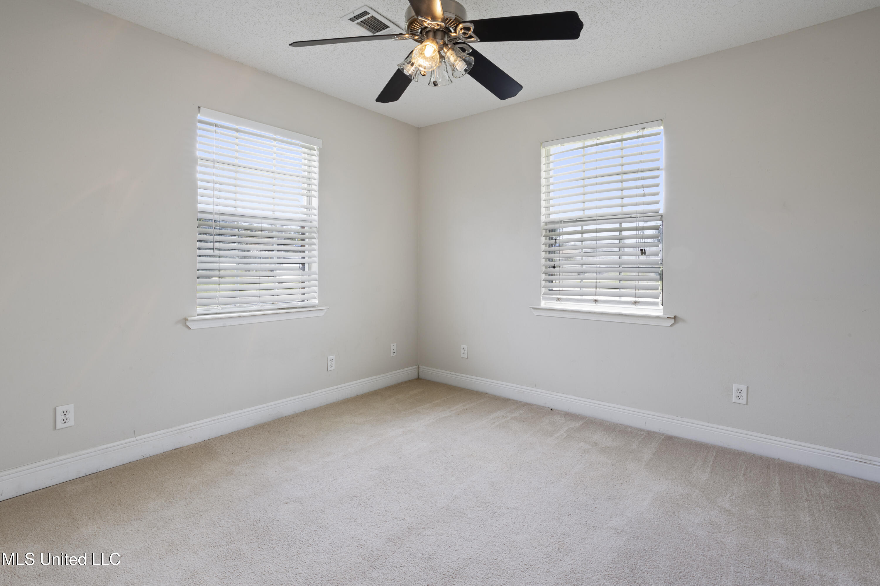 904 Waveland Avenue Property Photo 30