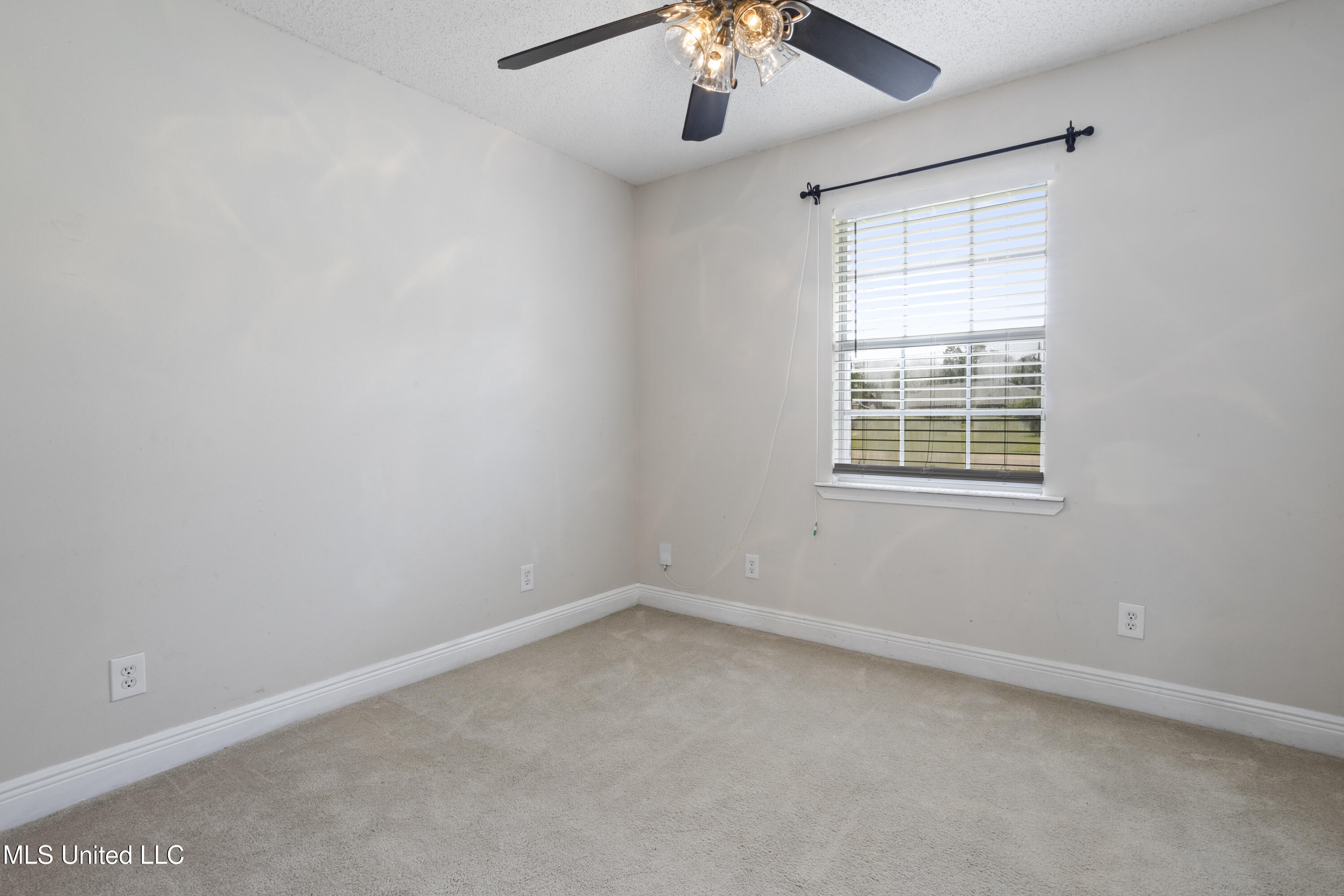 904 Waveland Avenue Property Photo 32