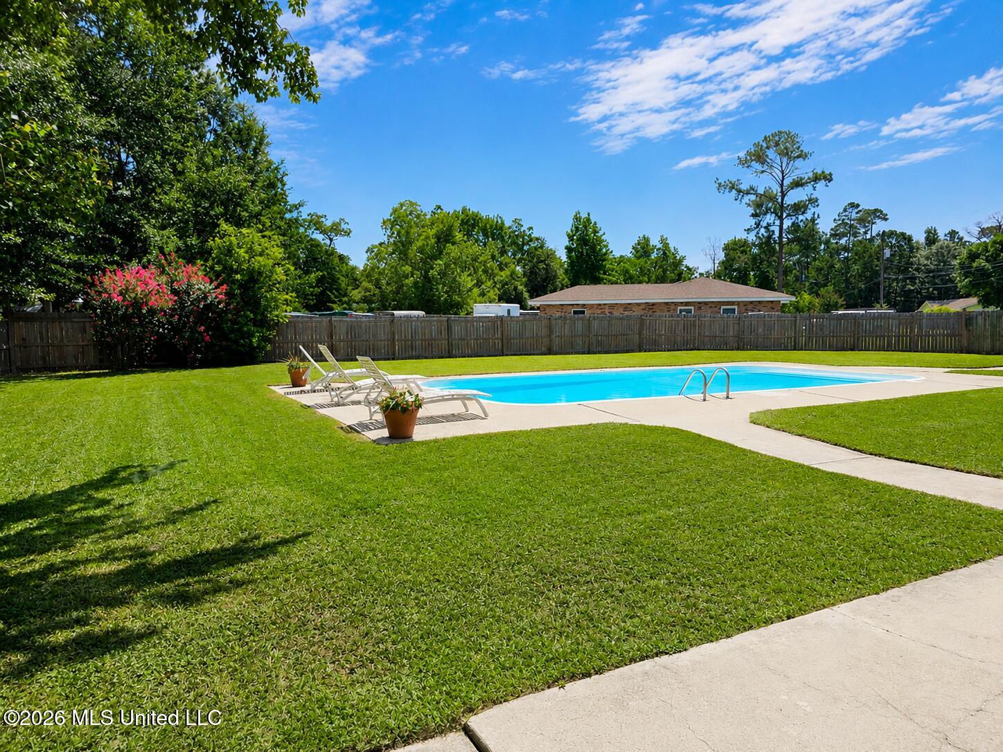 904 Waveland Avenue Property Photo 34