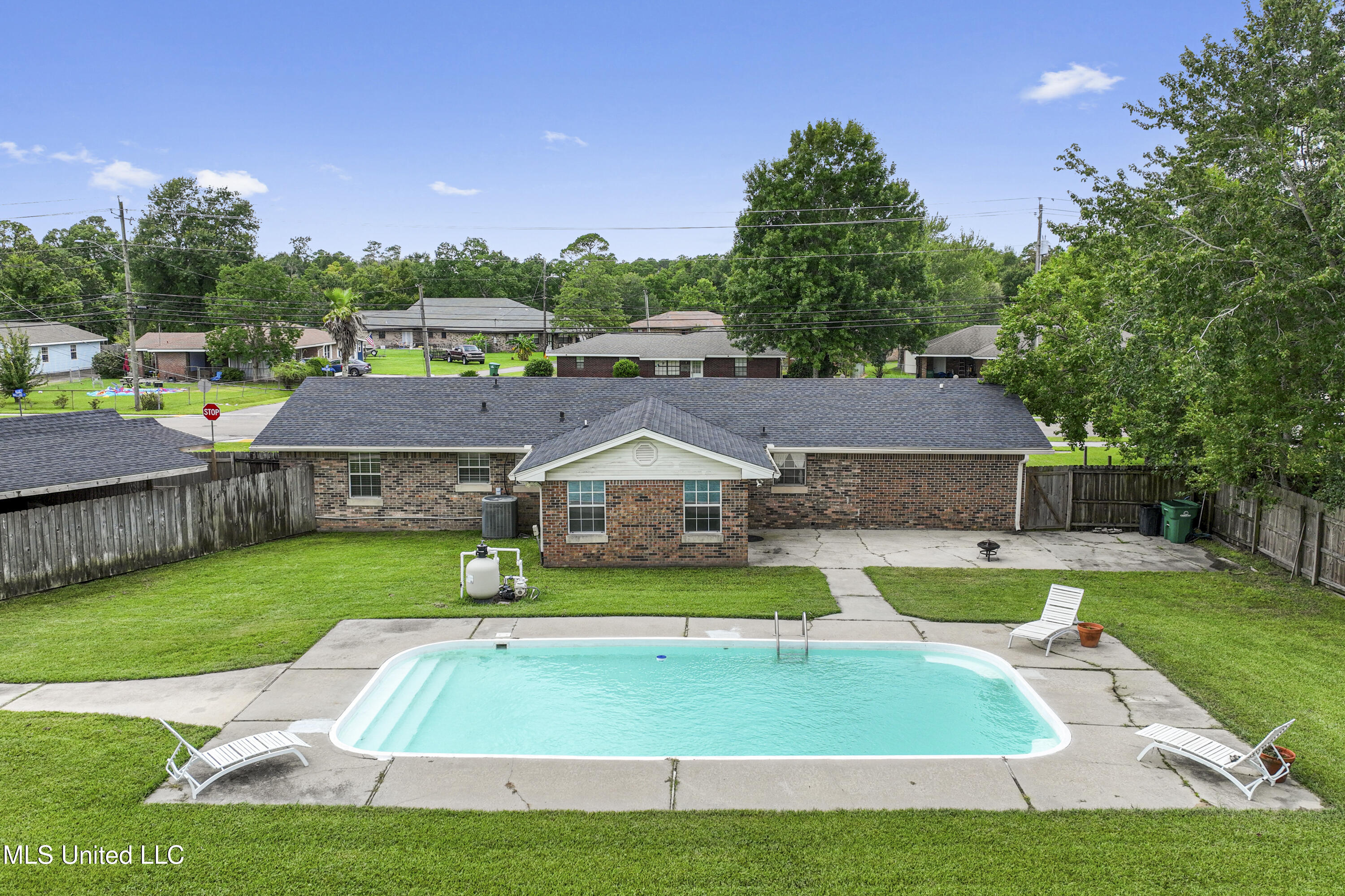 904 Waveland Avenue Property Photo 36