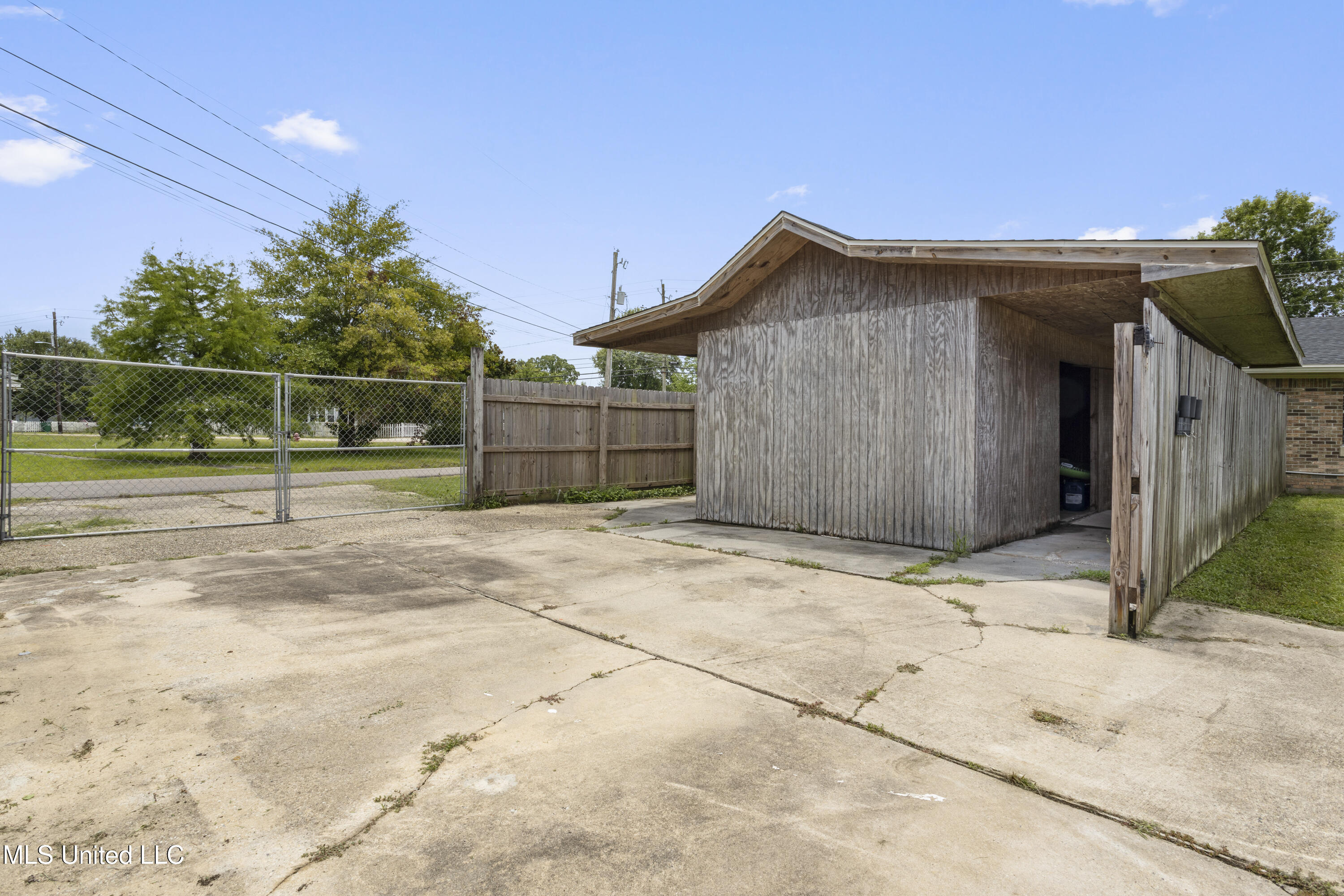 904 Waveland Avenue Property Photo 38