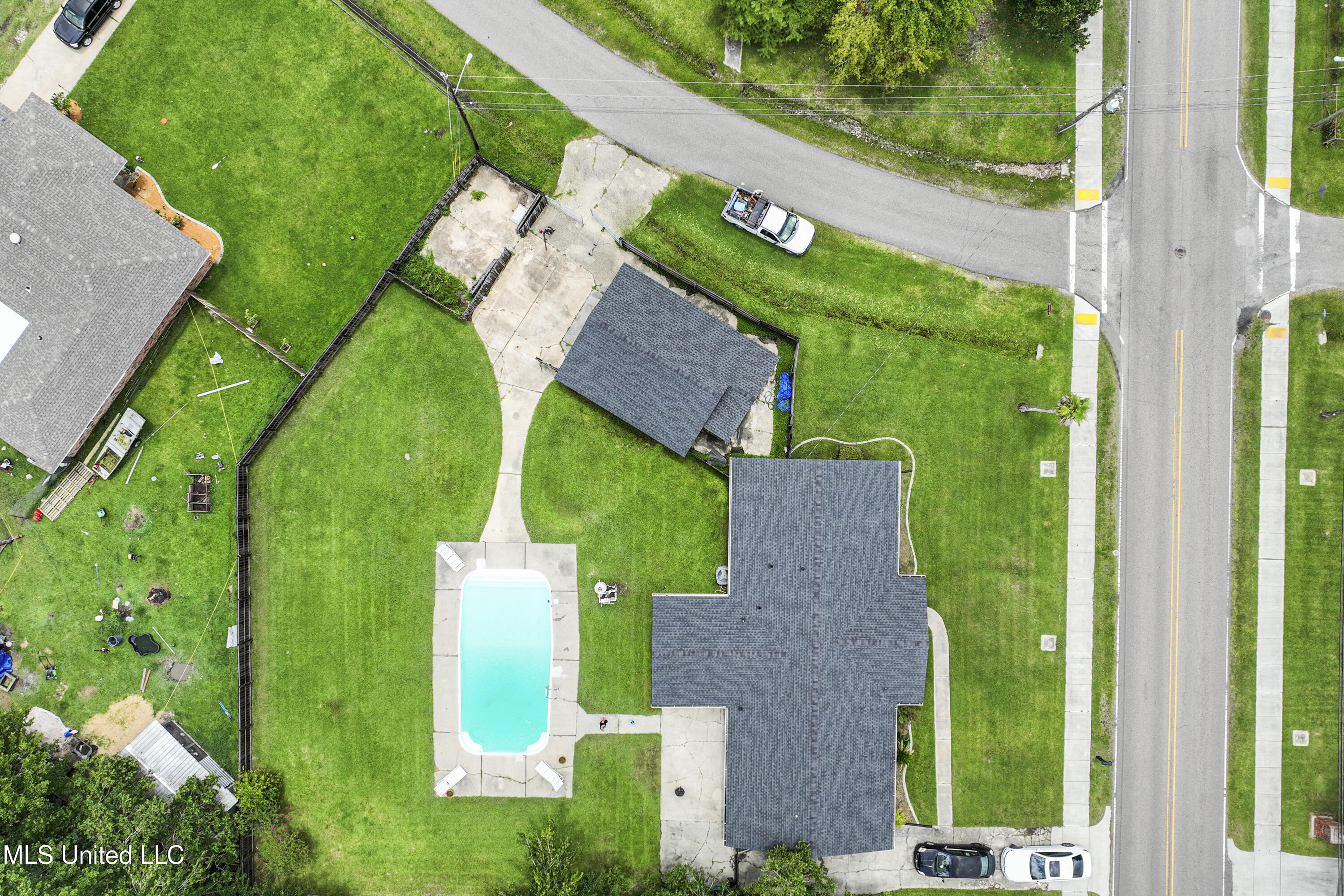904 Waveland Avenue Property Photo 40