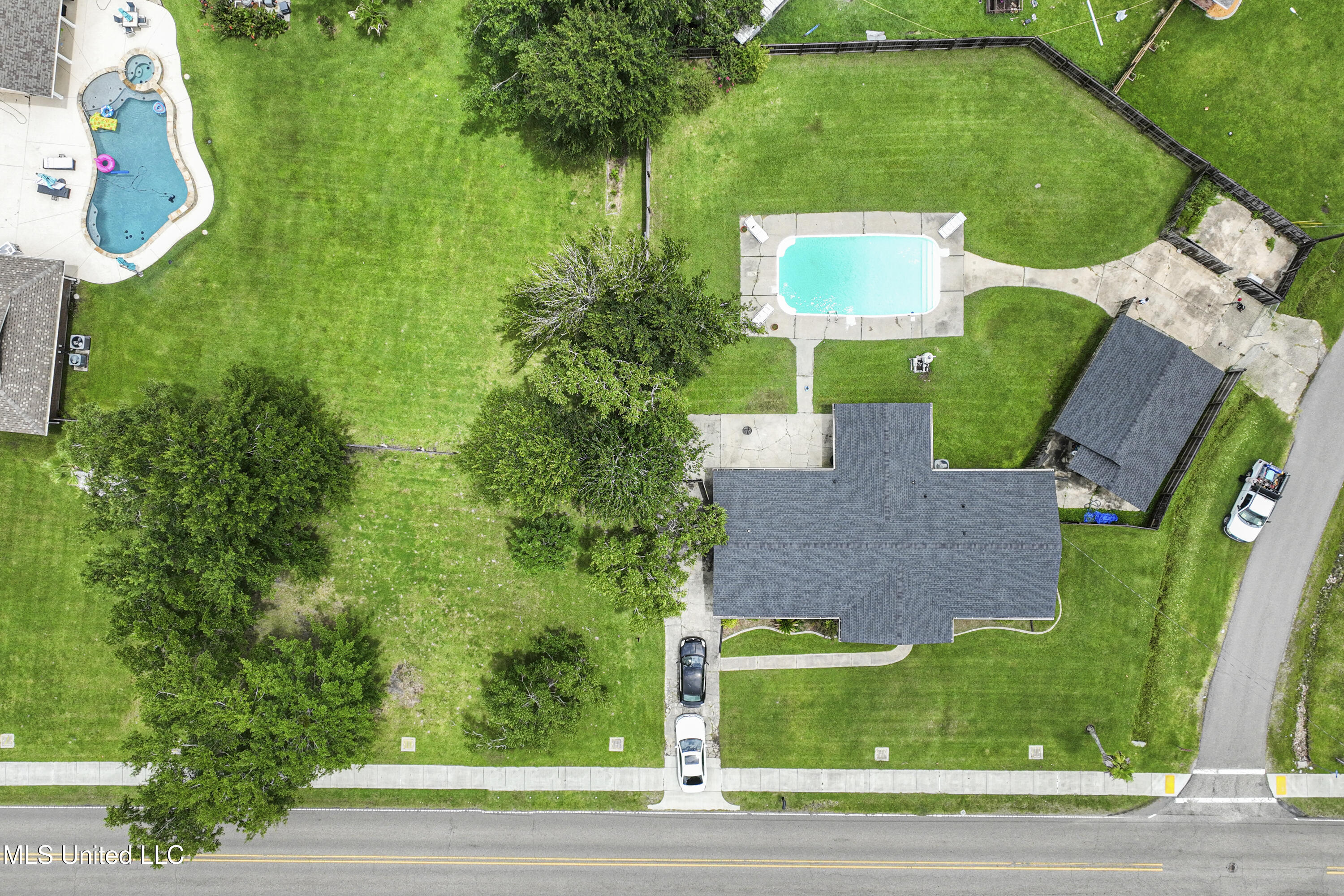 904 Waveland Avenue Property Photo 41