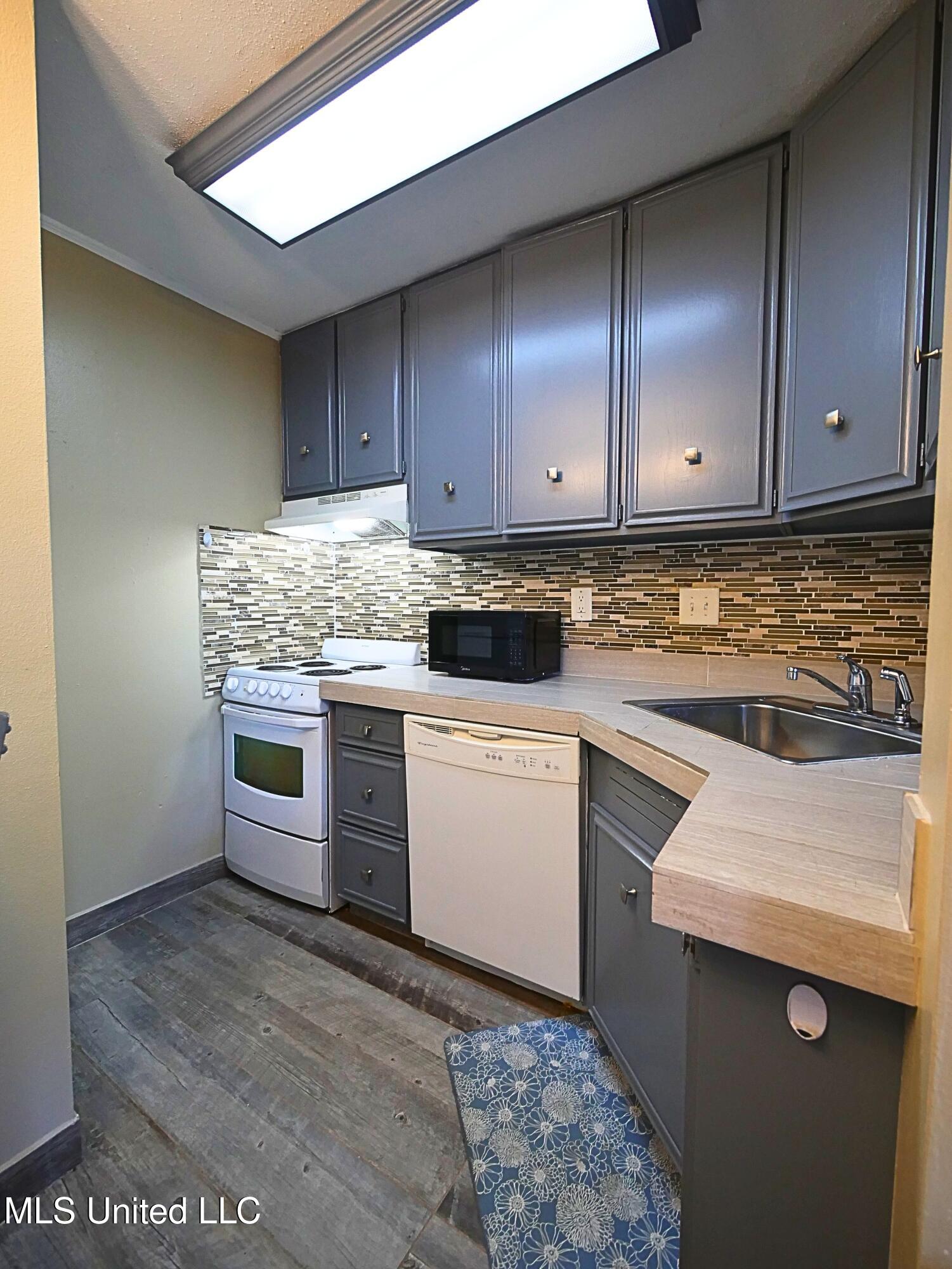 208 Lakeside Villa Property Photo 7
