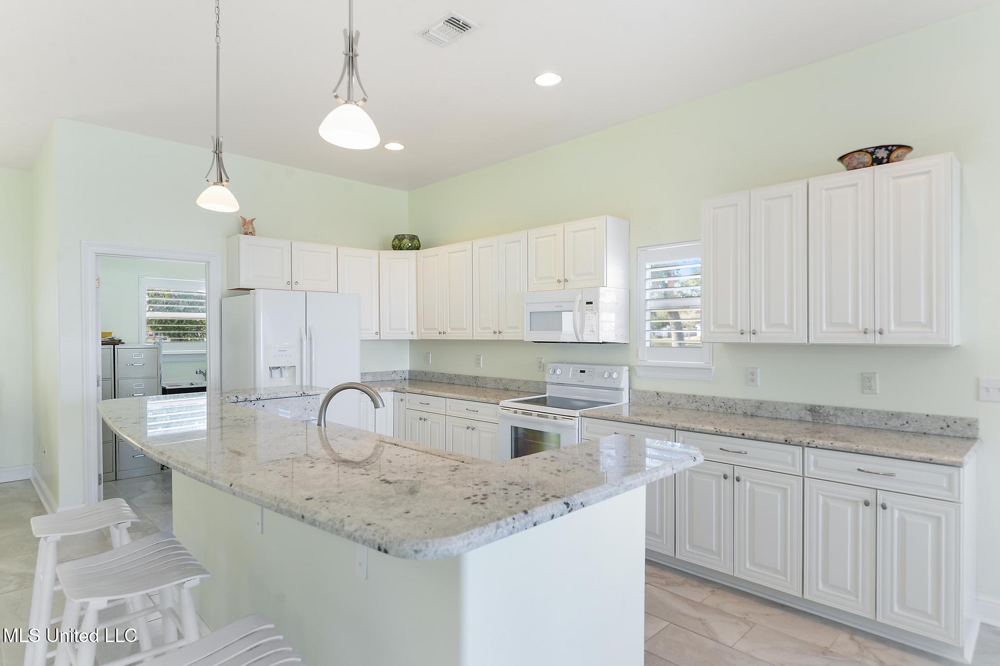 400 S Burke Avenue Property Photo 17