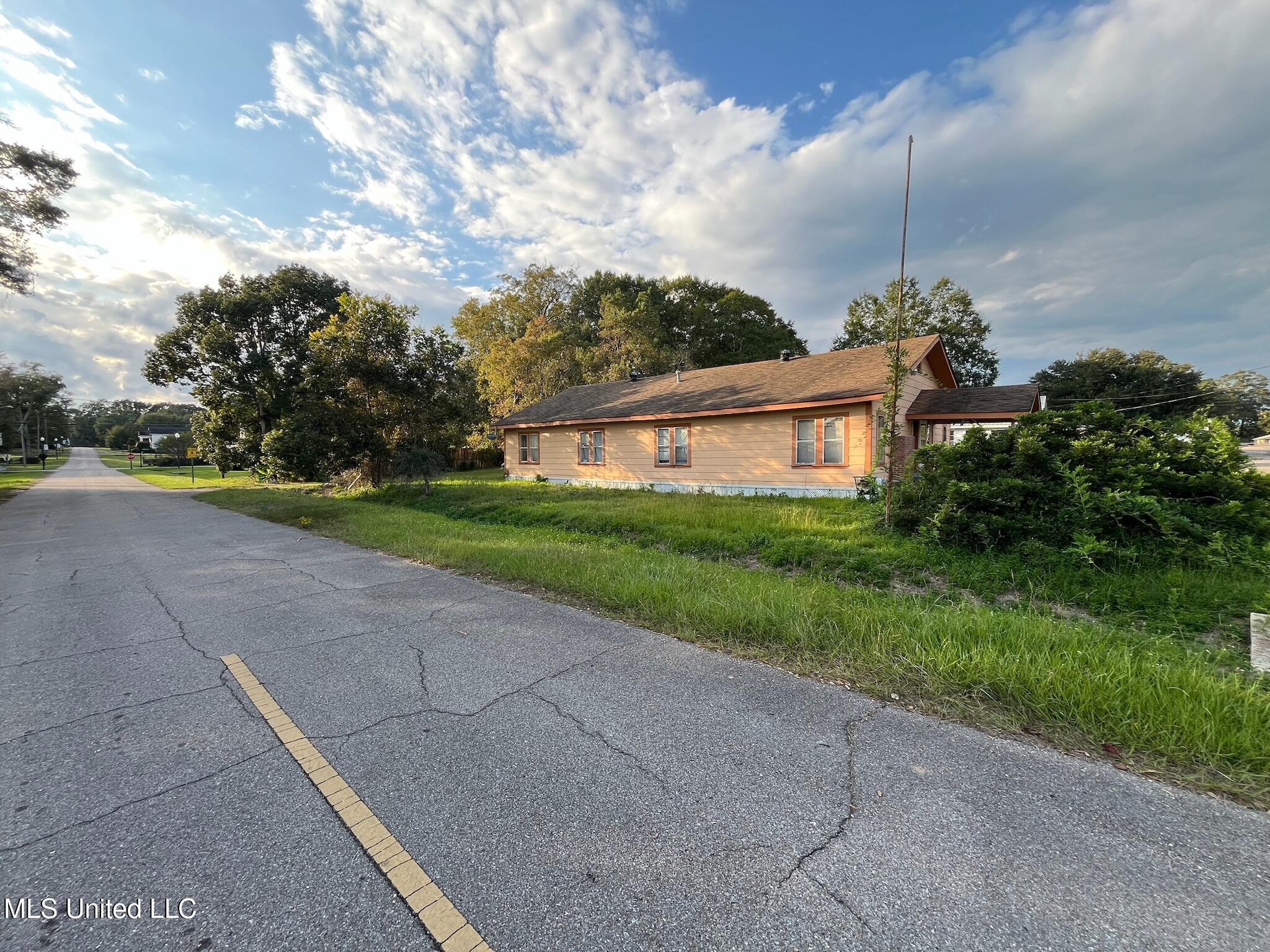 107 Cypress Street Property Photo 2