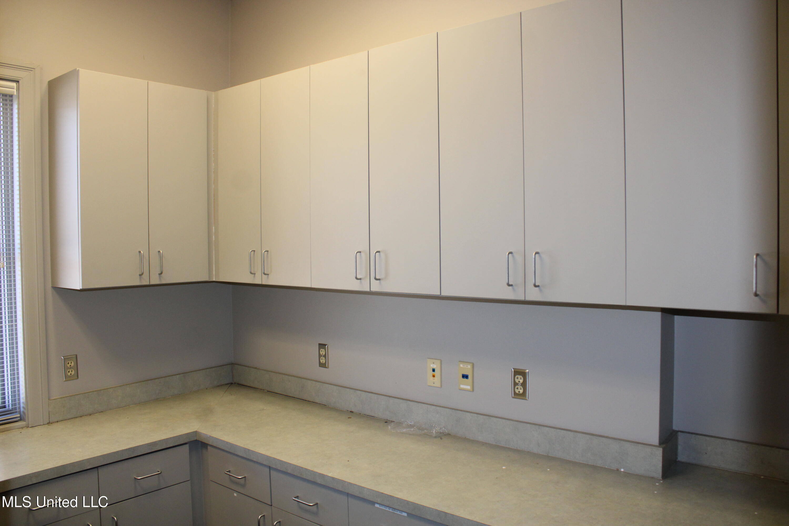 2304 Goodman Road Property Photo 11