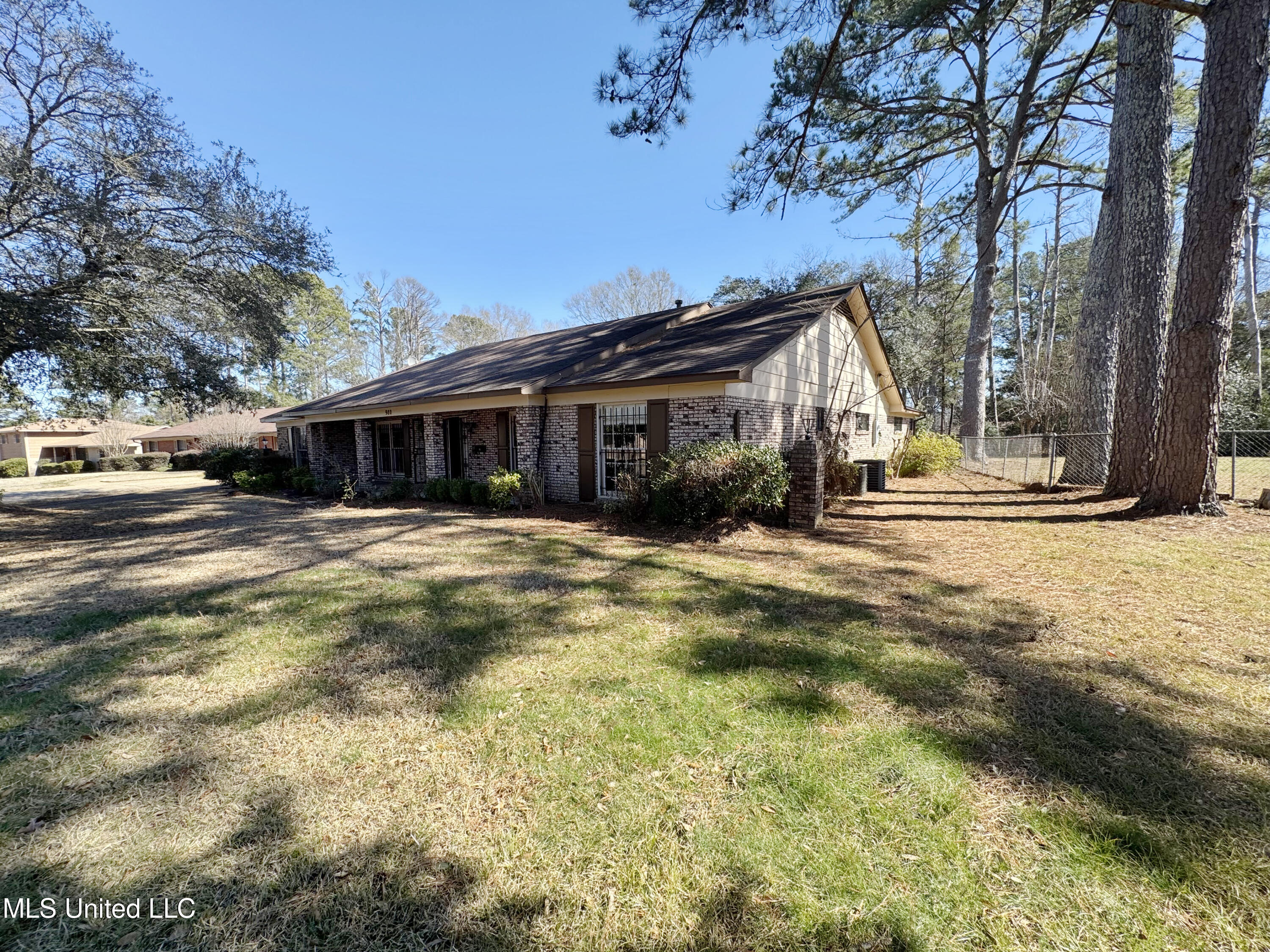 980 Royal Oak Drive Property Photo 2