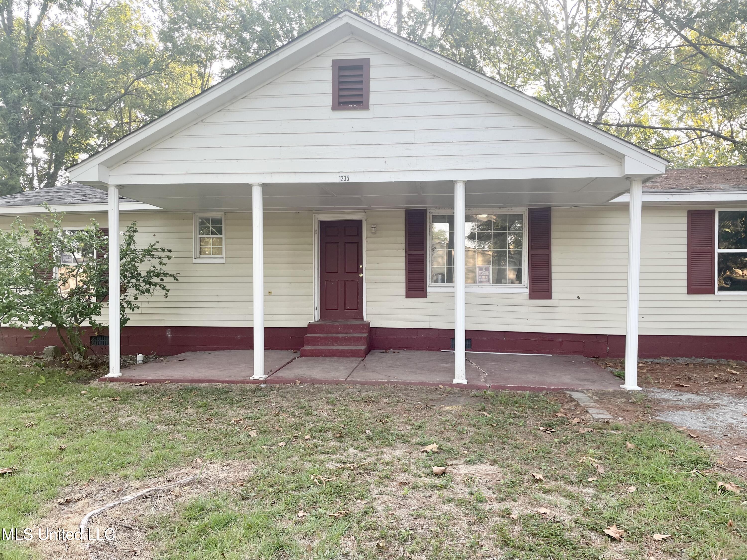 1235 Jacks Avenue Property Photo 1