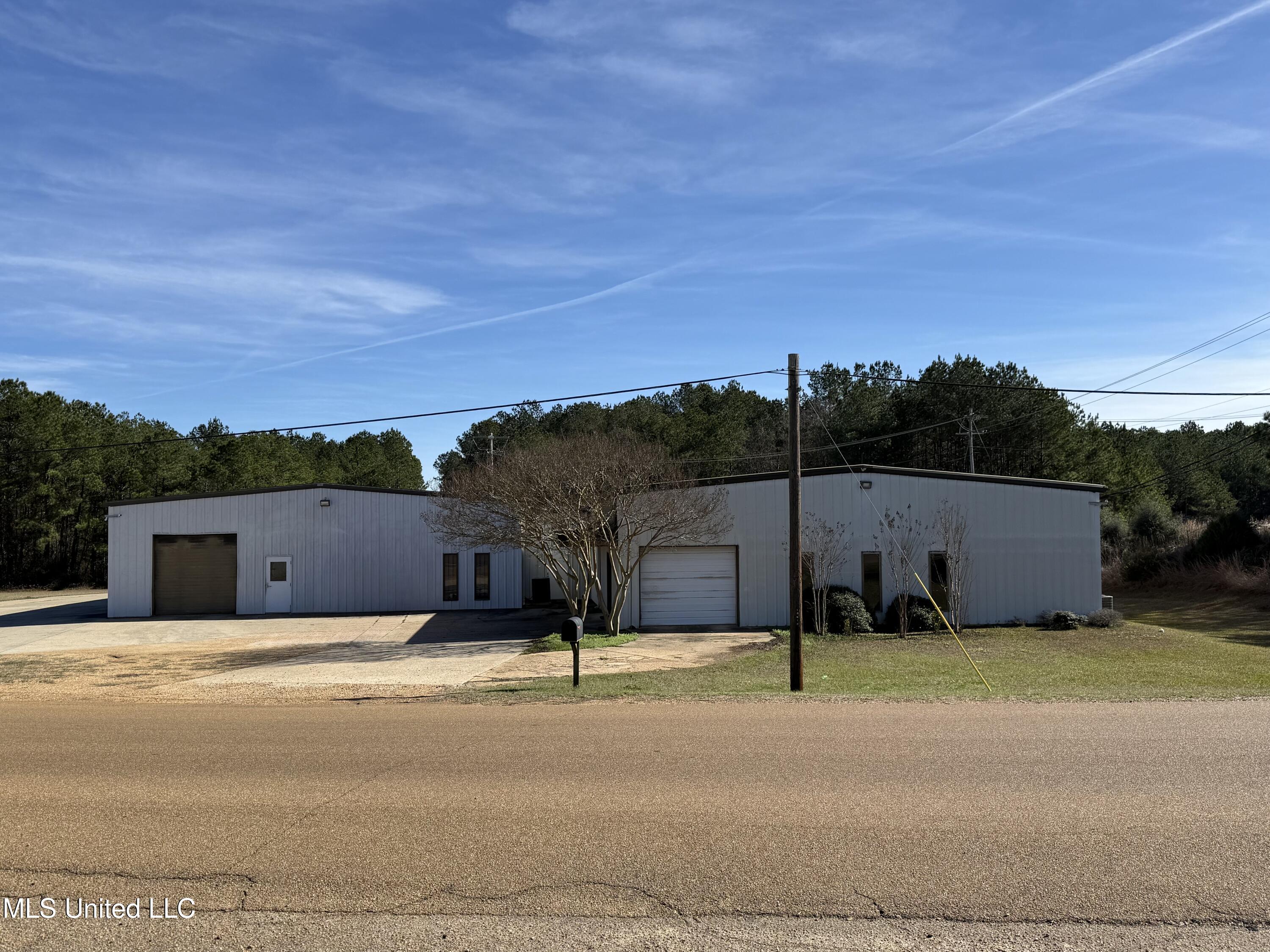 1002 Ne Sawmill Lane Property Photo 1