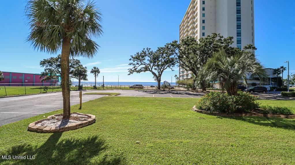 2046 Beach Boulevard Property Photo 4