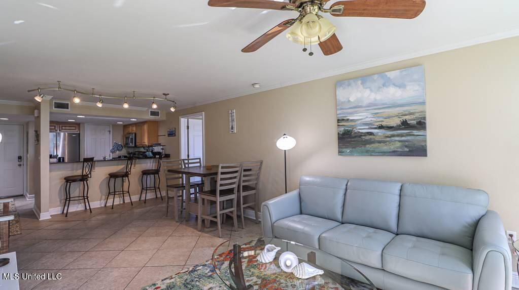 2046 Beach Boulevard Property Photo 8