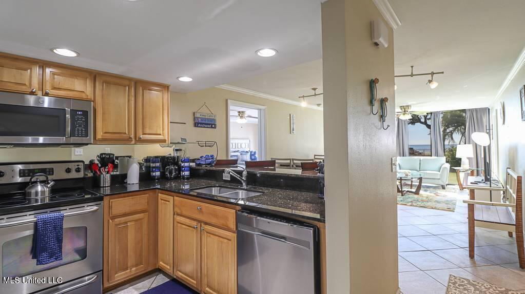 2046 Beach Boulevard Property Photo 10