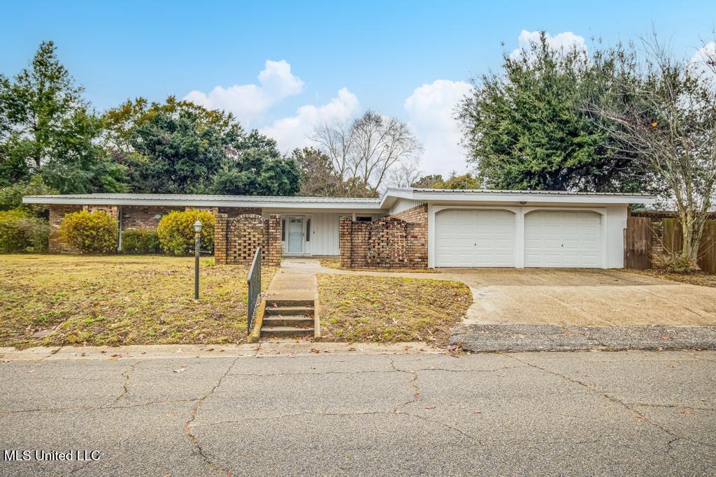28 Woodglen Drive Property Photo 1