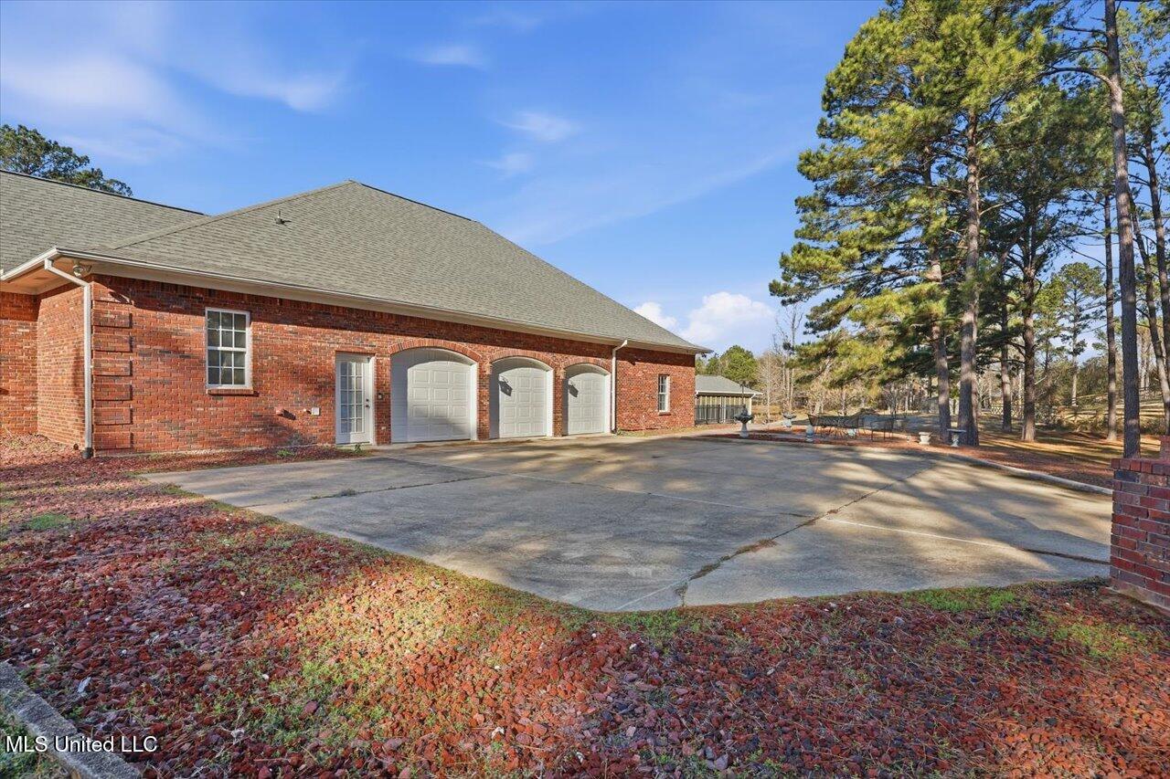 123 Lakeshire Cove Property Photo 8