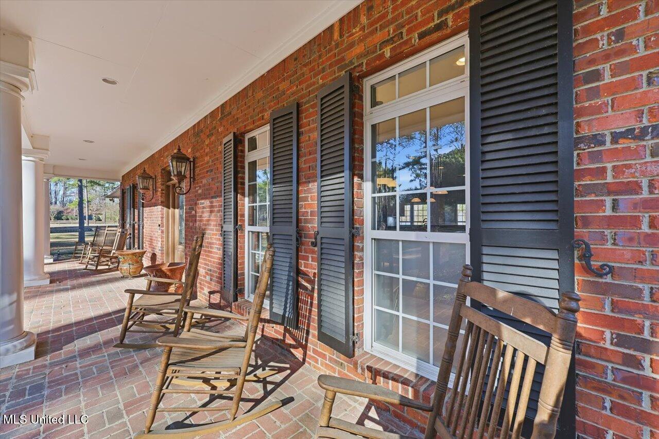 123 Lakeshire Cove Property Photo 9