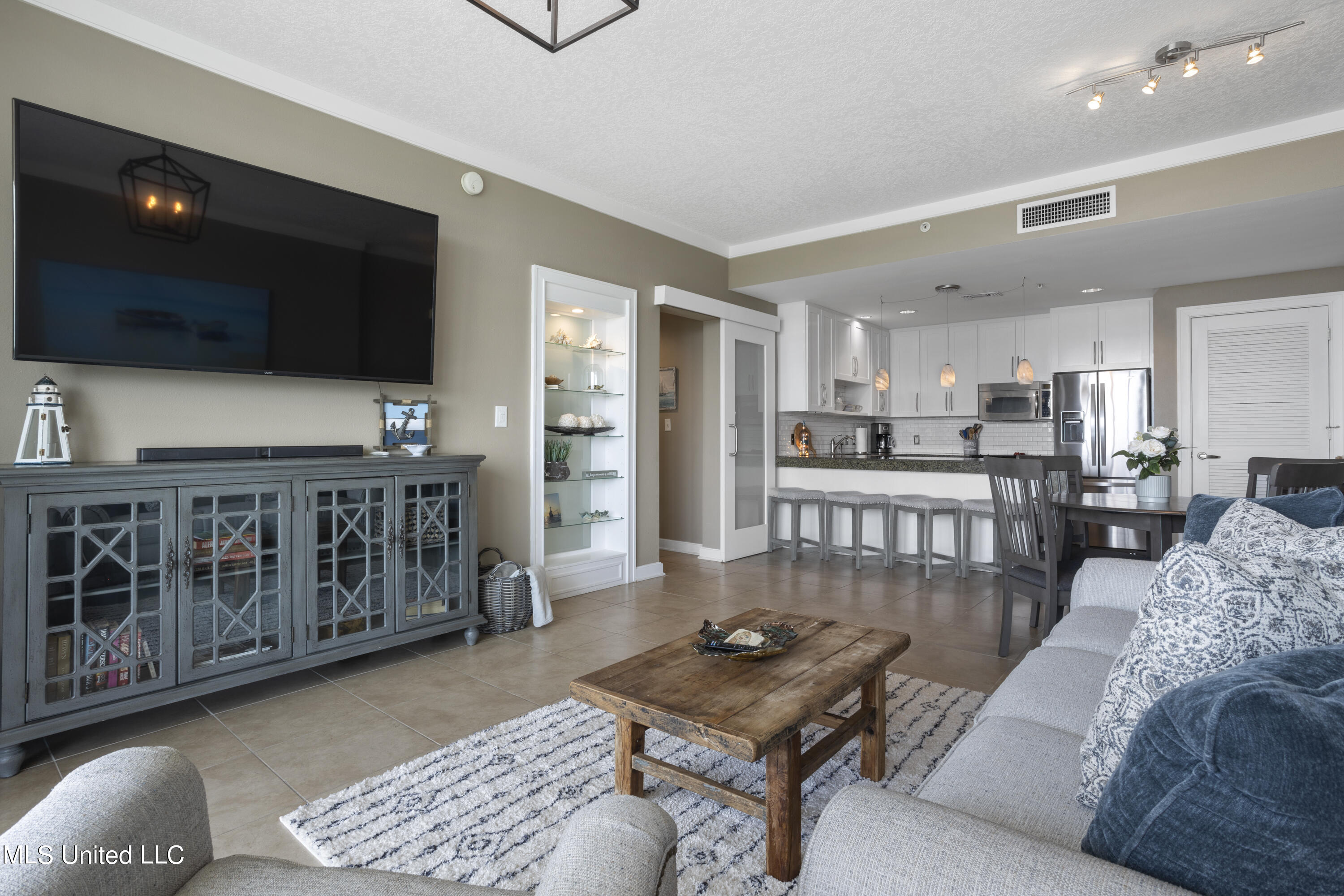 2060 Beach Boulevard Property Photo 7