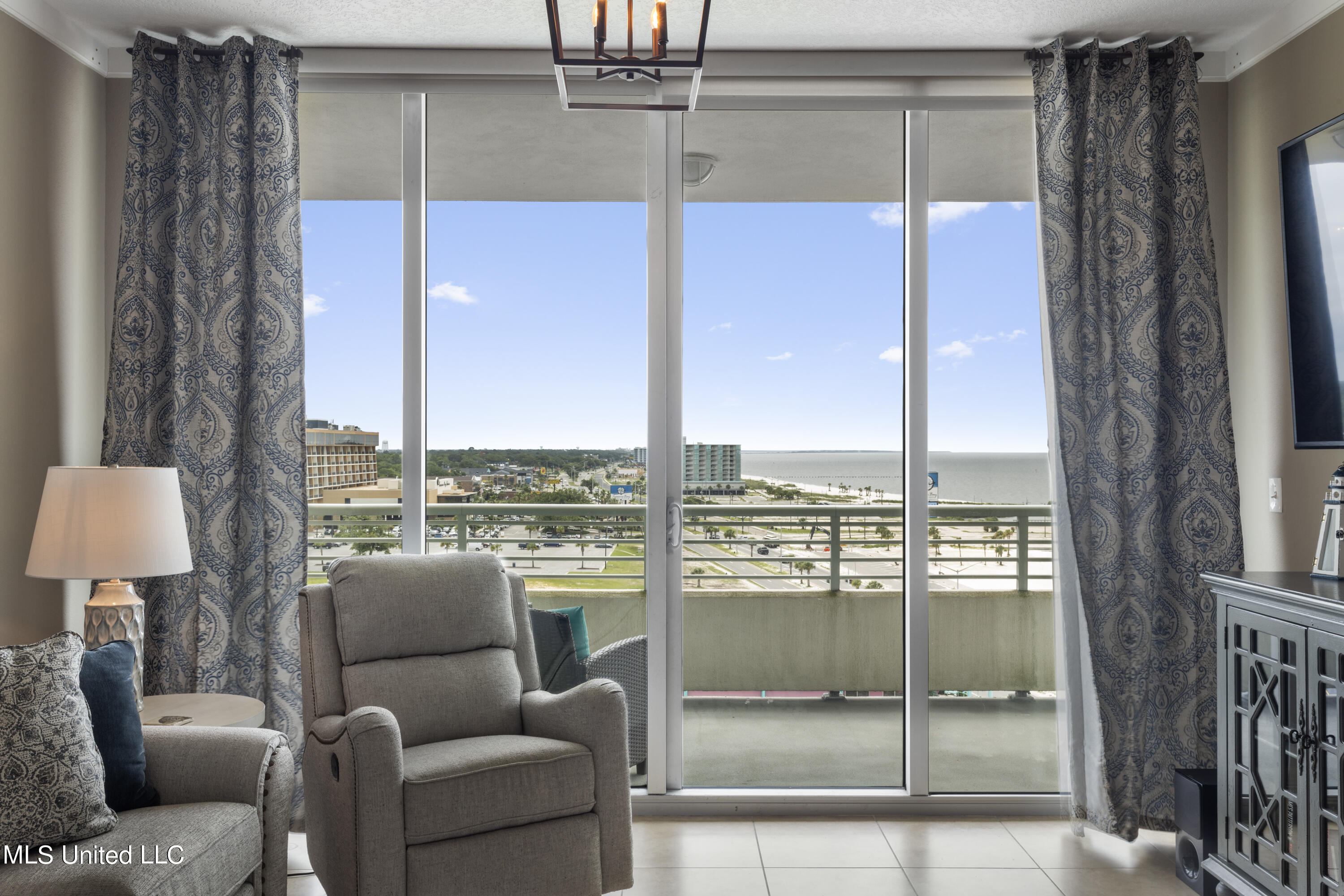 2060 Beach Boulevard Property Photo 9