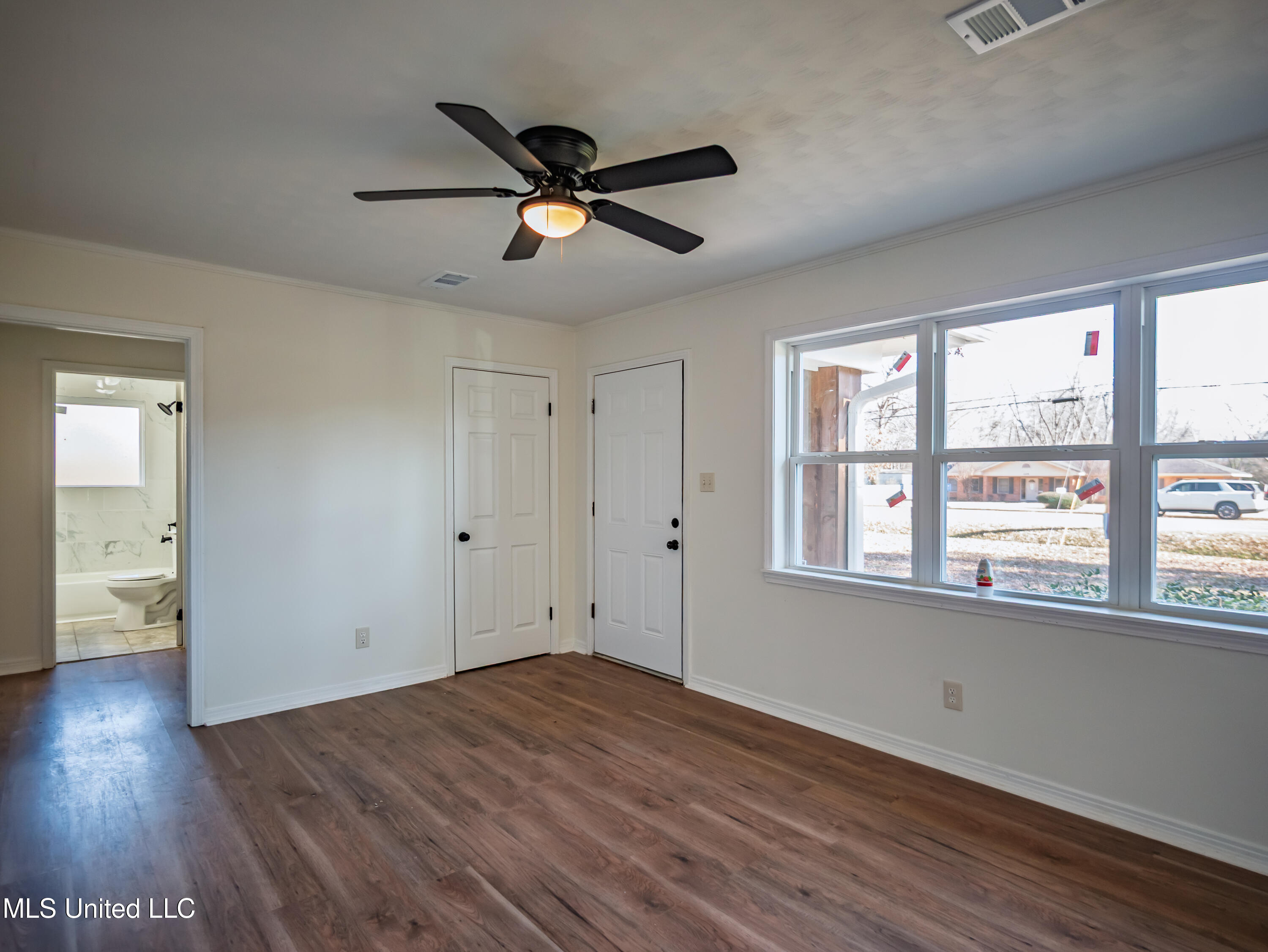201 College Street Property Photo 13