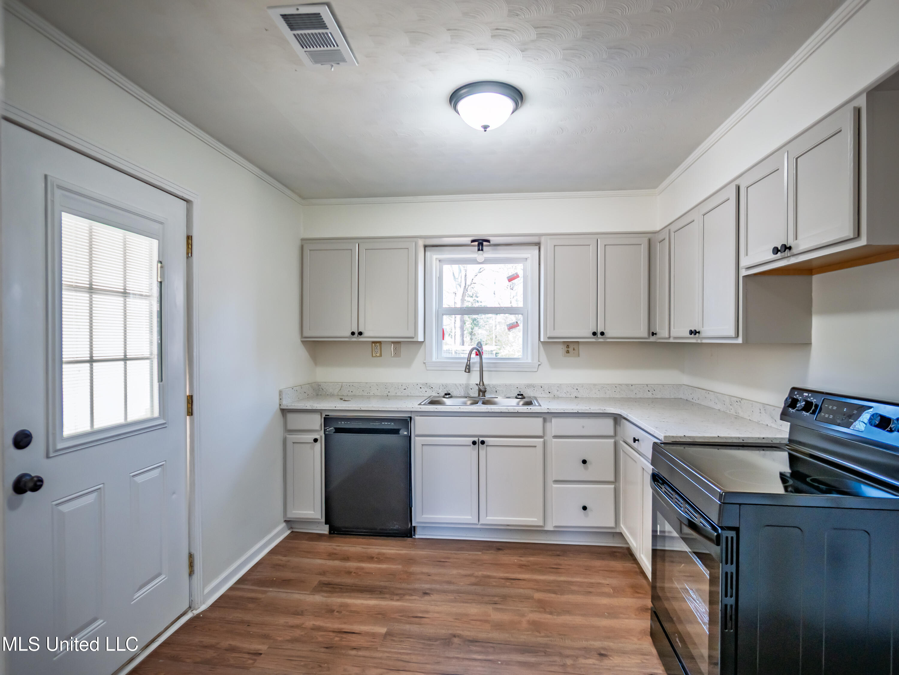 201 College Street Property Photo 17