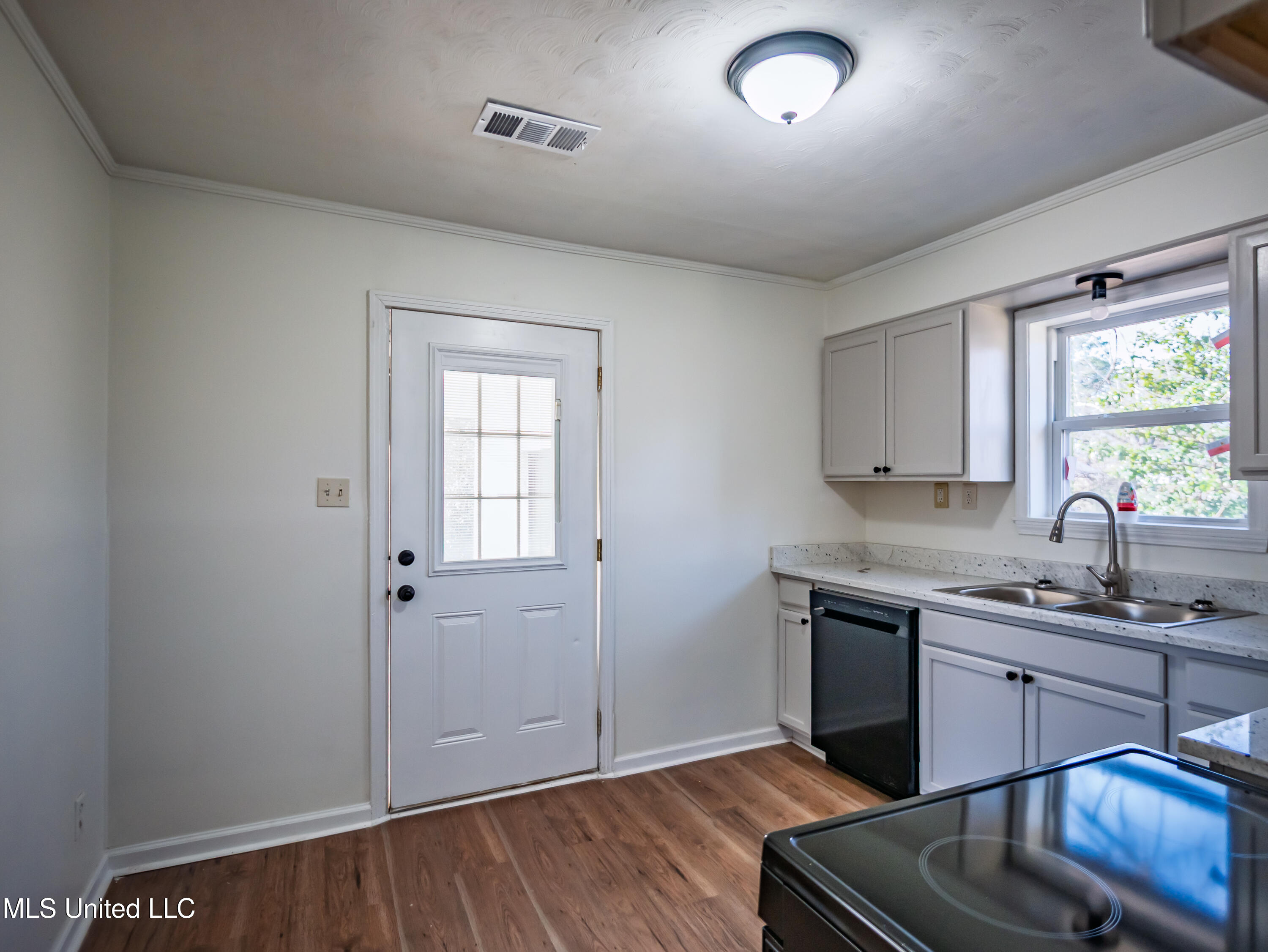 201 College Street Property Photo 18