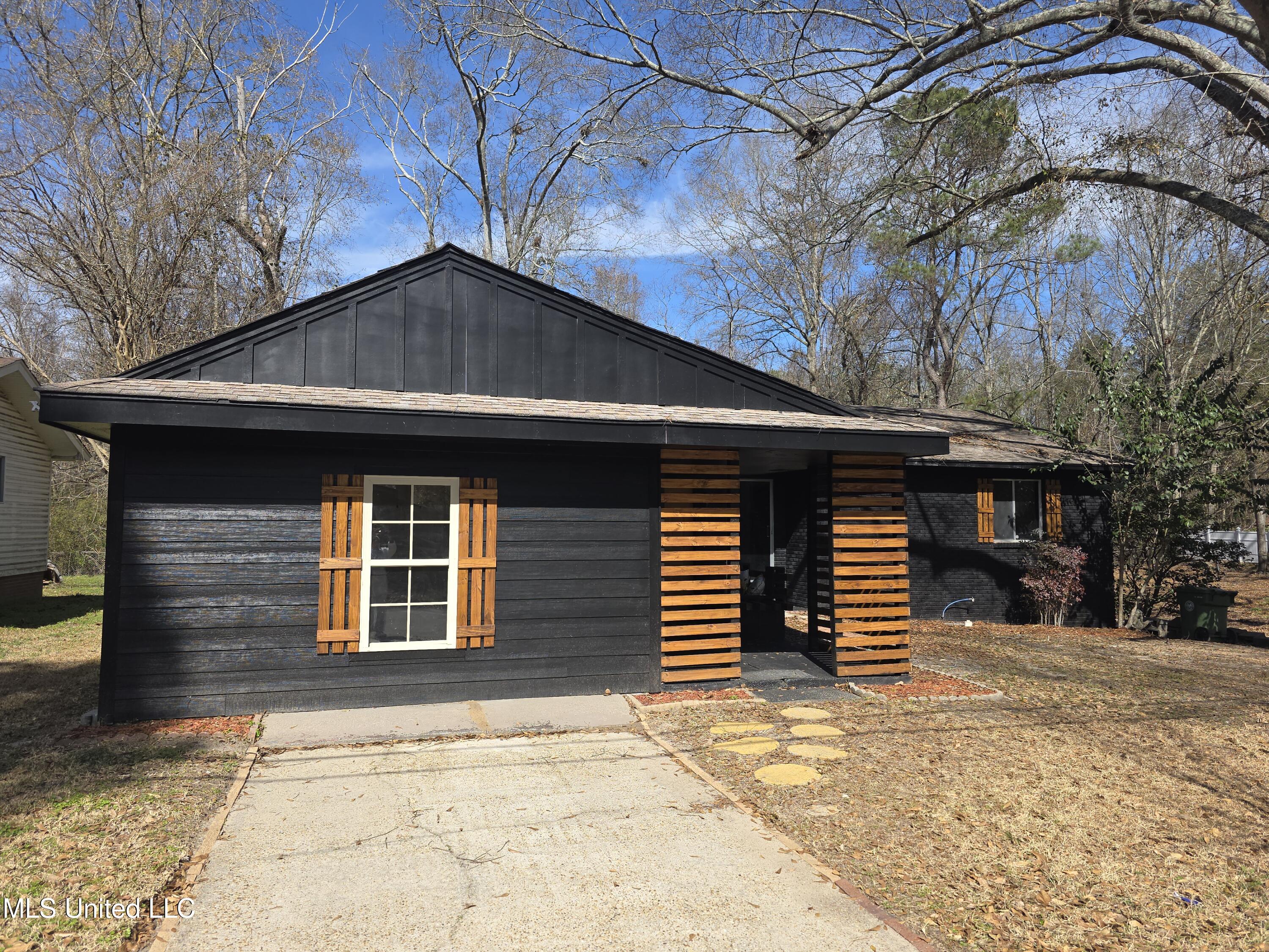 2815 Hillside Drive Property Photo 2