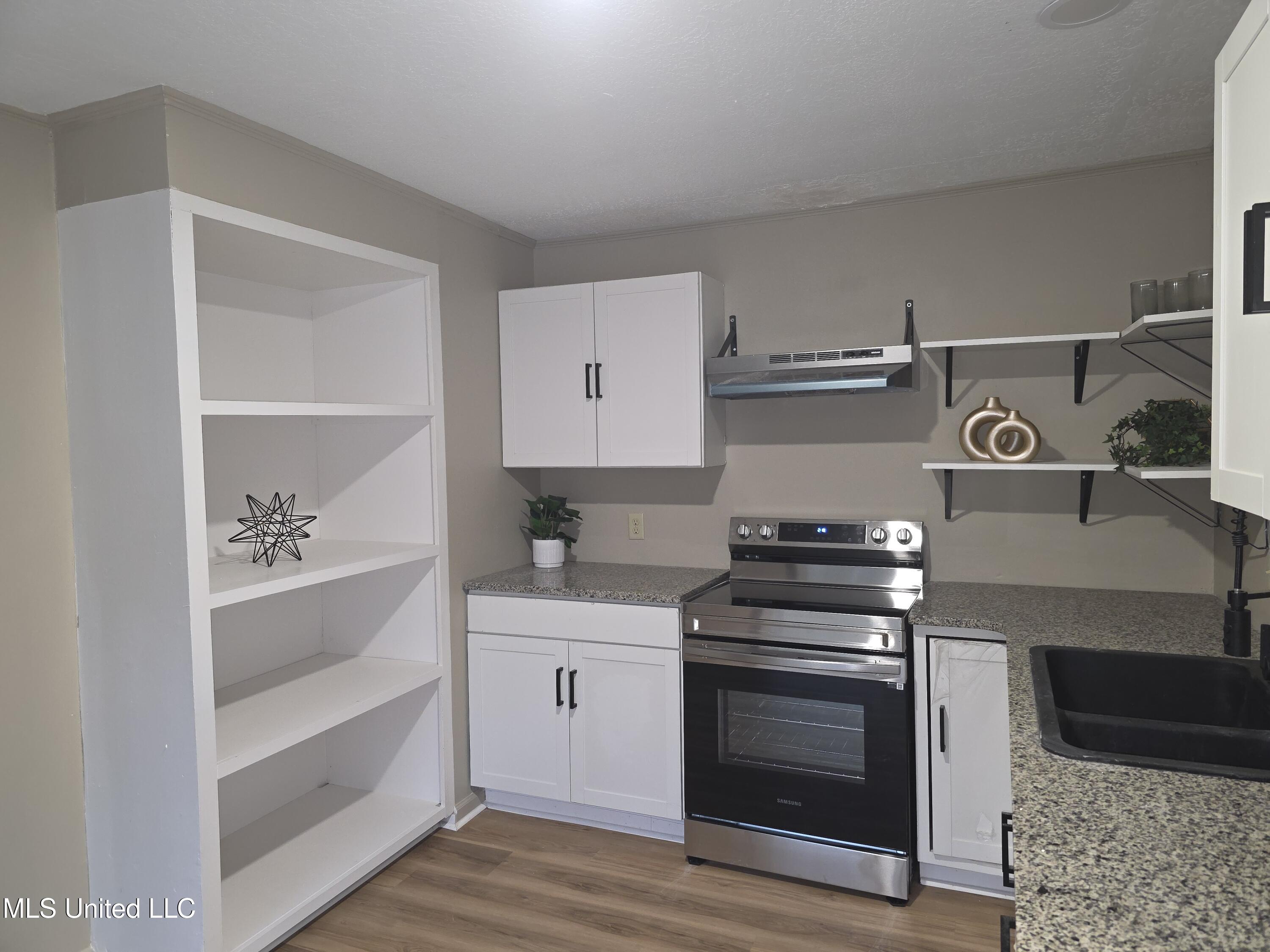 2815 Hillside Drive Property Photo 7
