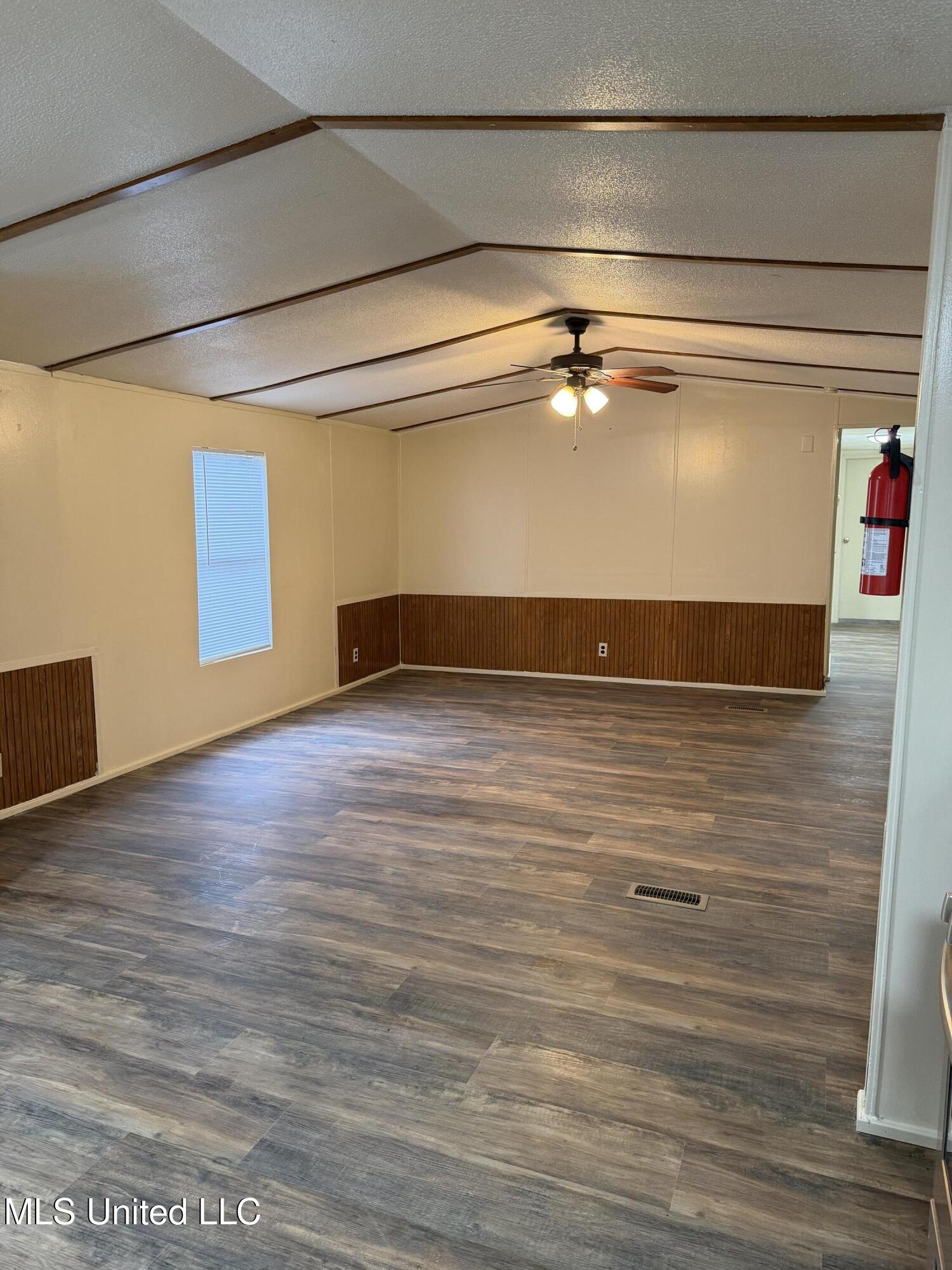 762 W Second Street Property Photo 5