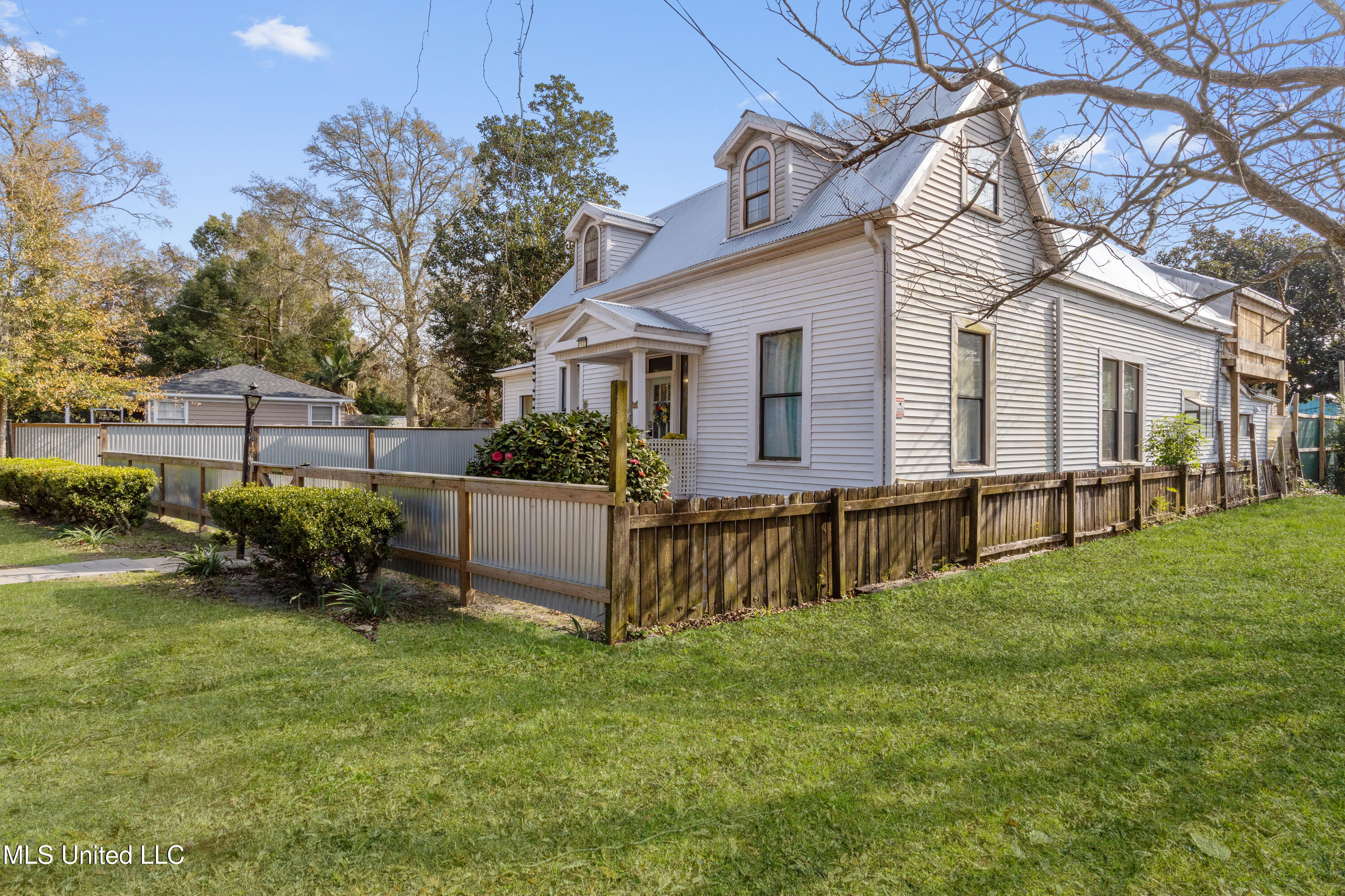 1127 19th Street Property Photo 2