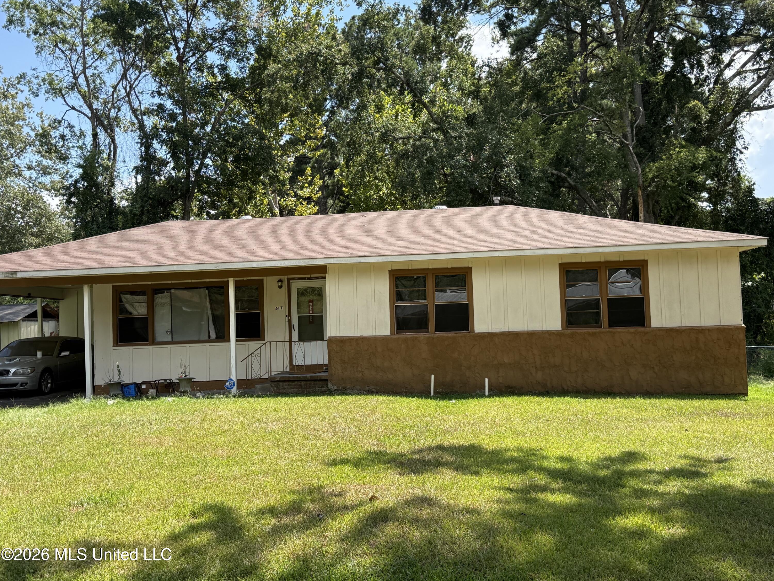 617 N Park Drive Property Photo 1