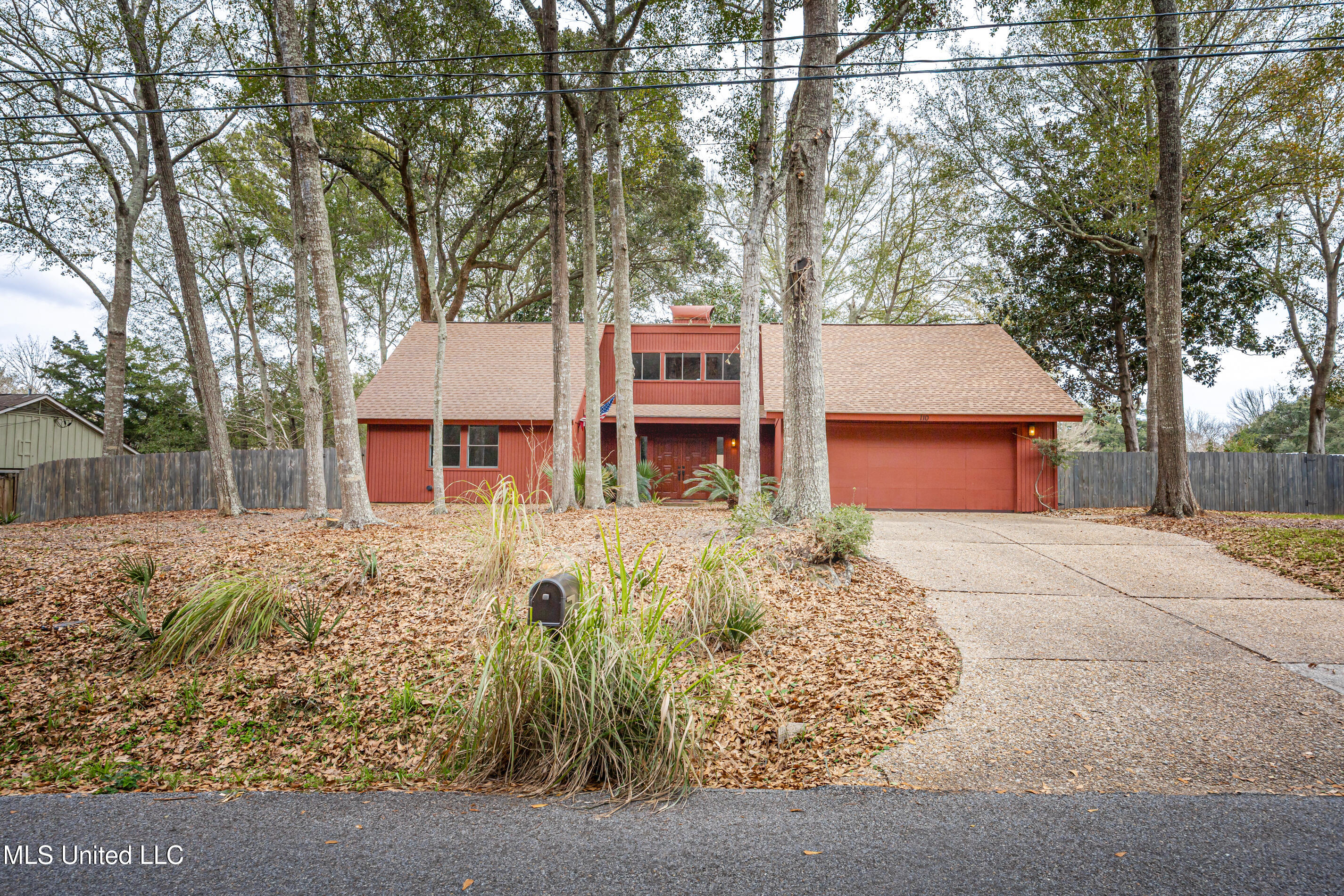 110 Simon Boulevard Property Photo 1
