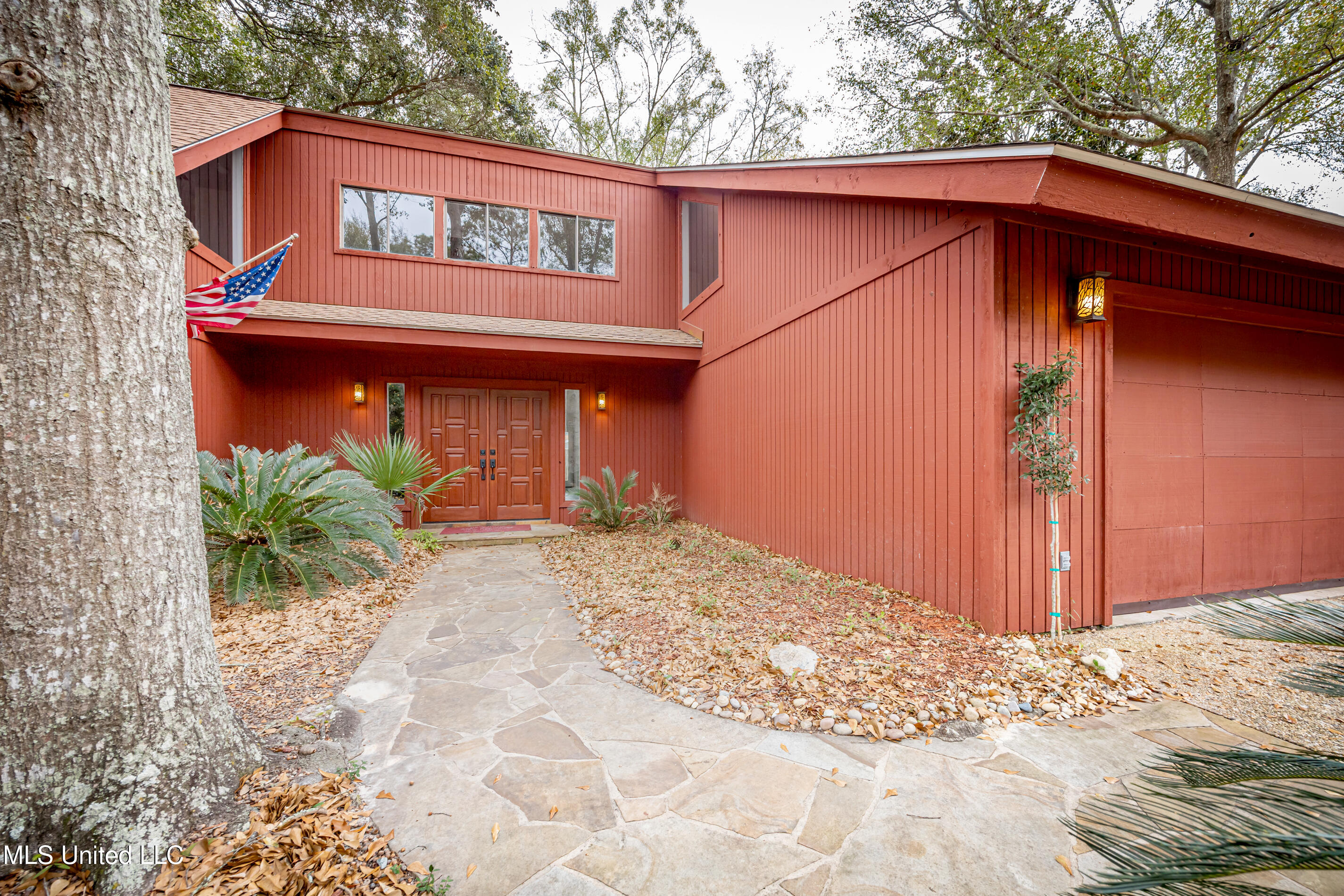 110 Simon Boulevard Property Photo 2