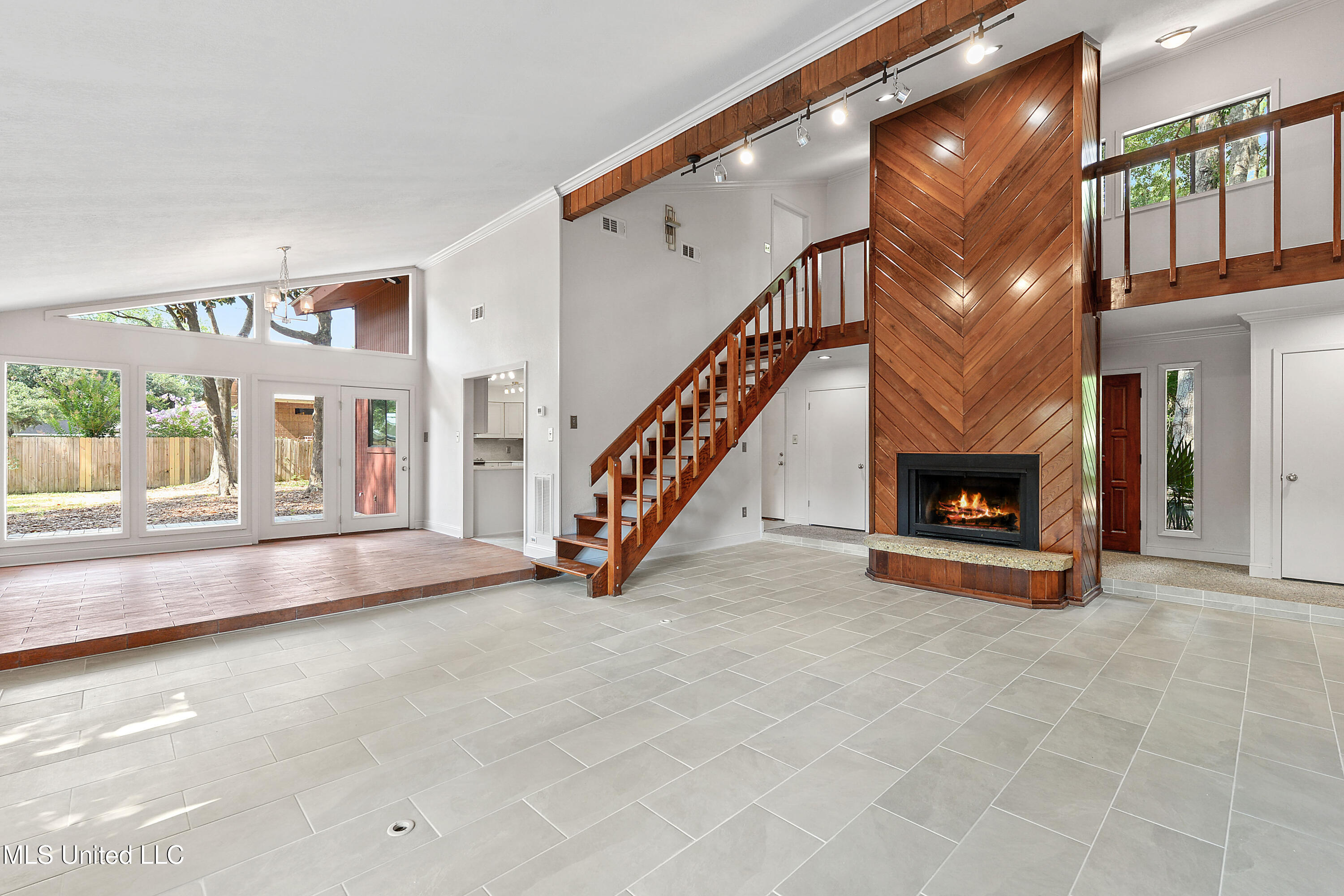 110 Simon Boulevard Property Photo 15