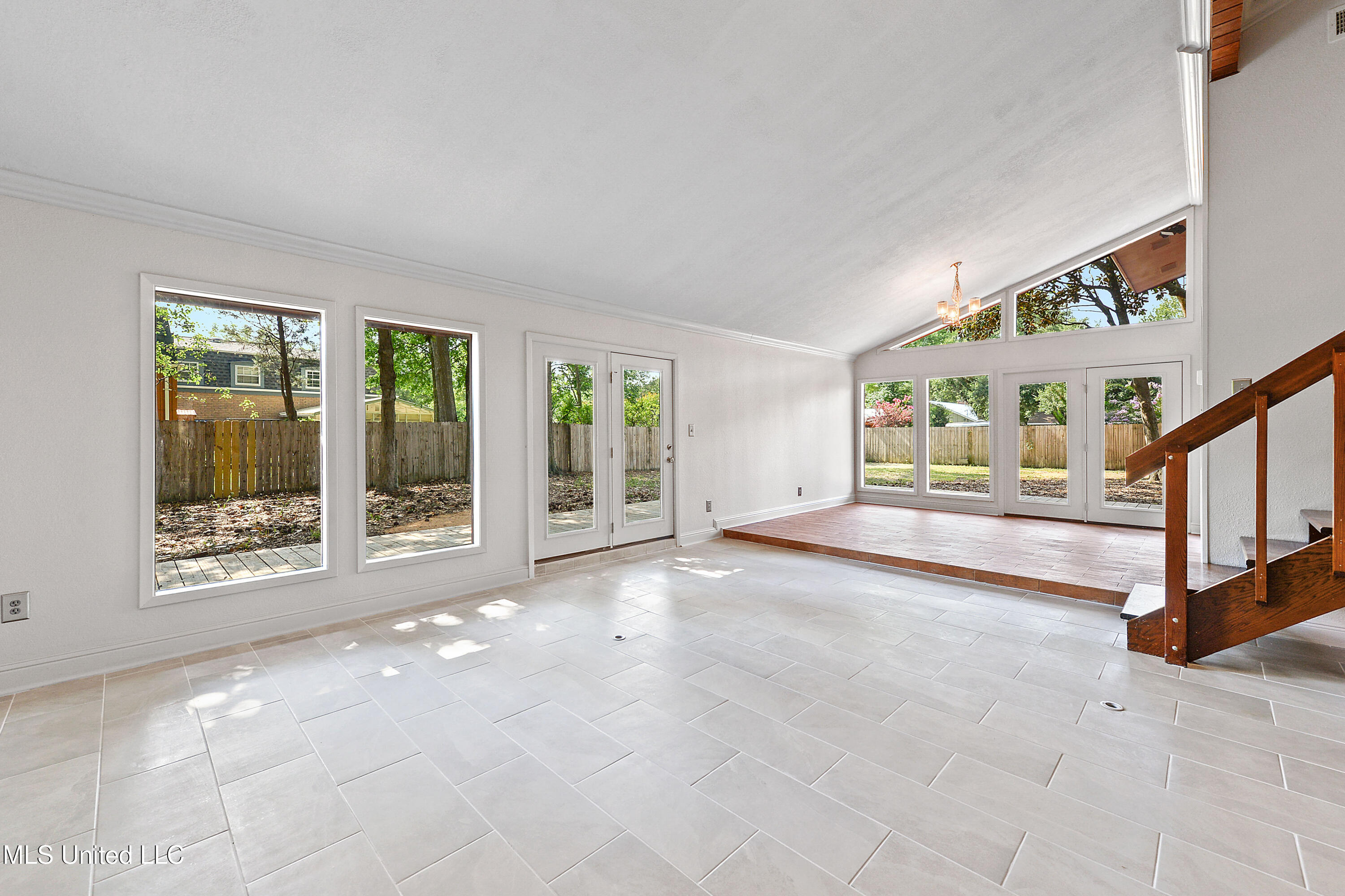 110 Simon Boulevard Property Photo 16