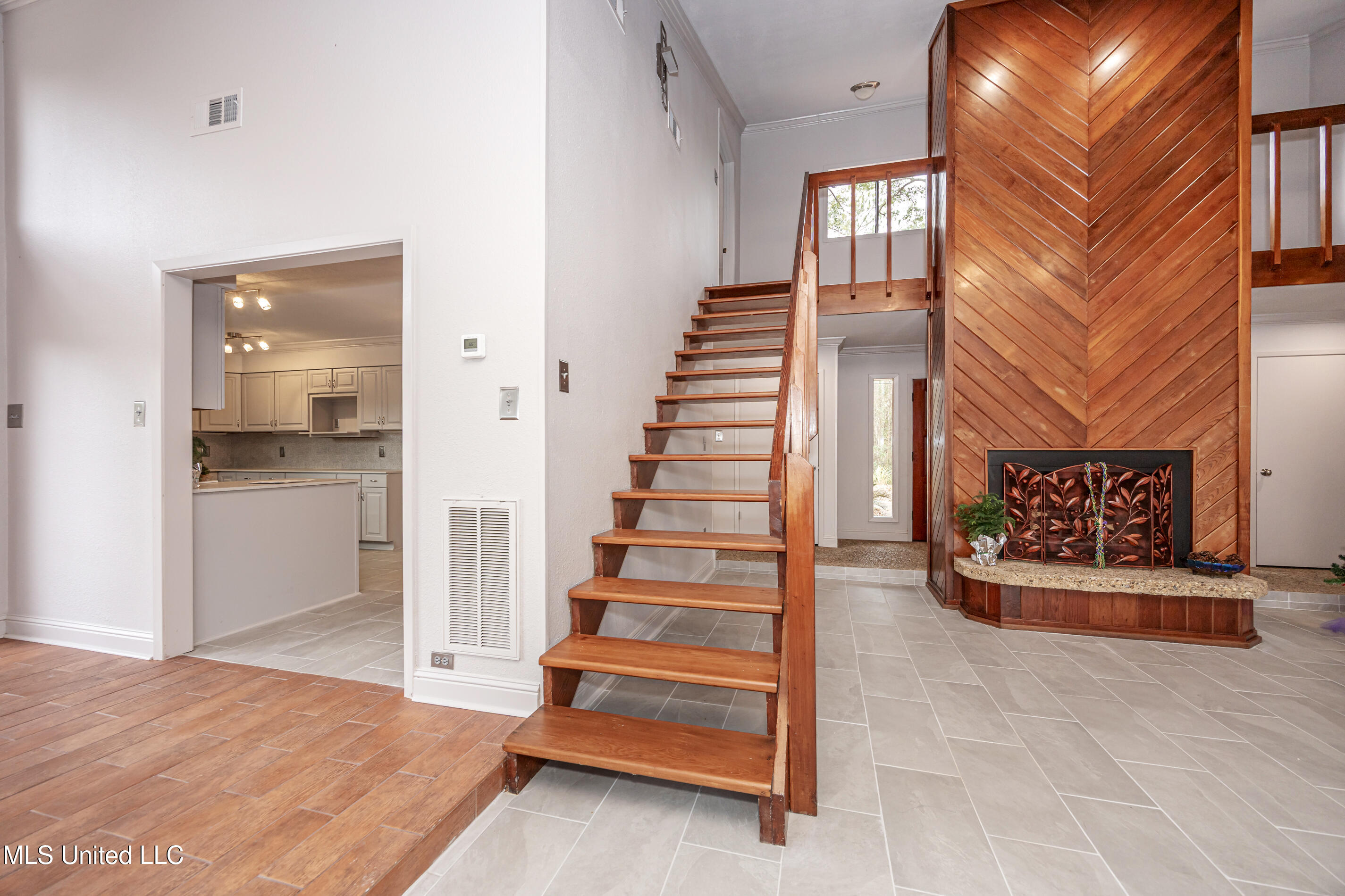 110 Simon Boulevard Property Photo 18