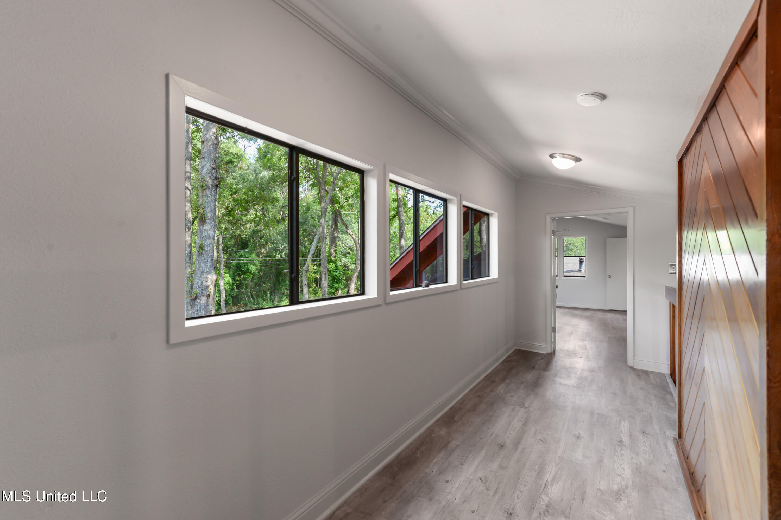 110 Simon Boulevard Property Photo 20