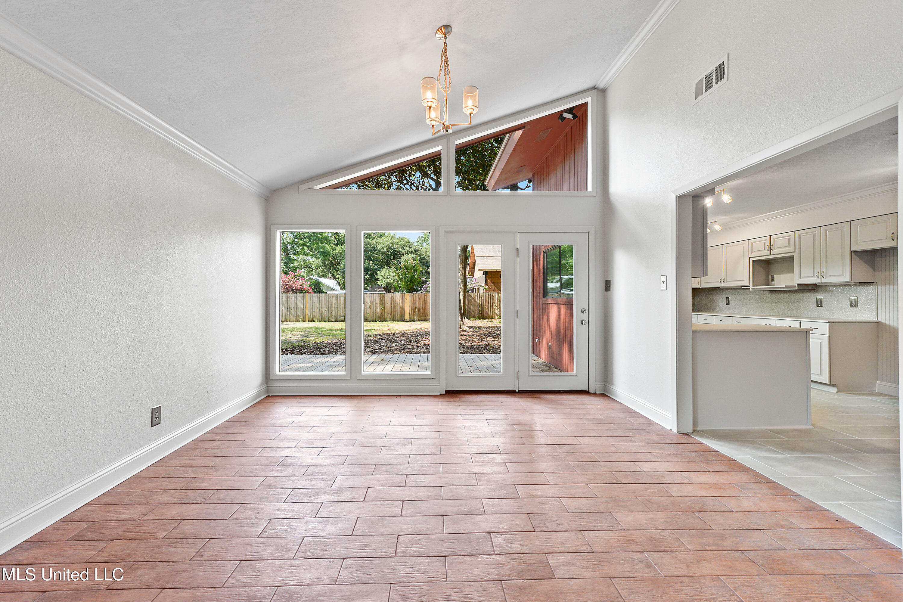 110 Simon Boulevard Property Photo 22